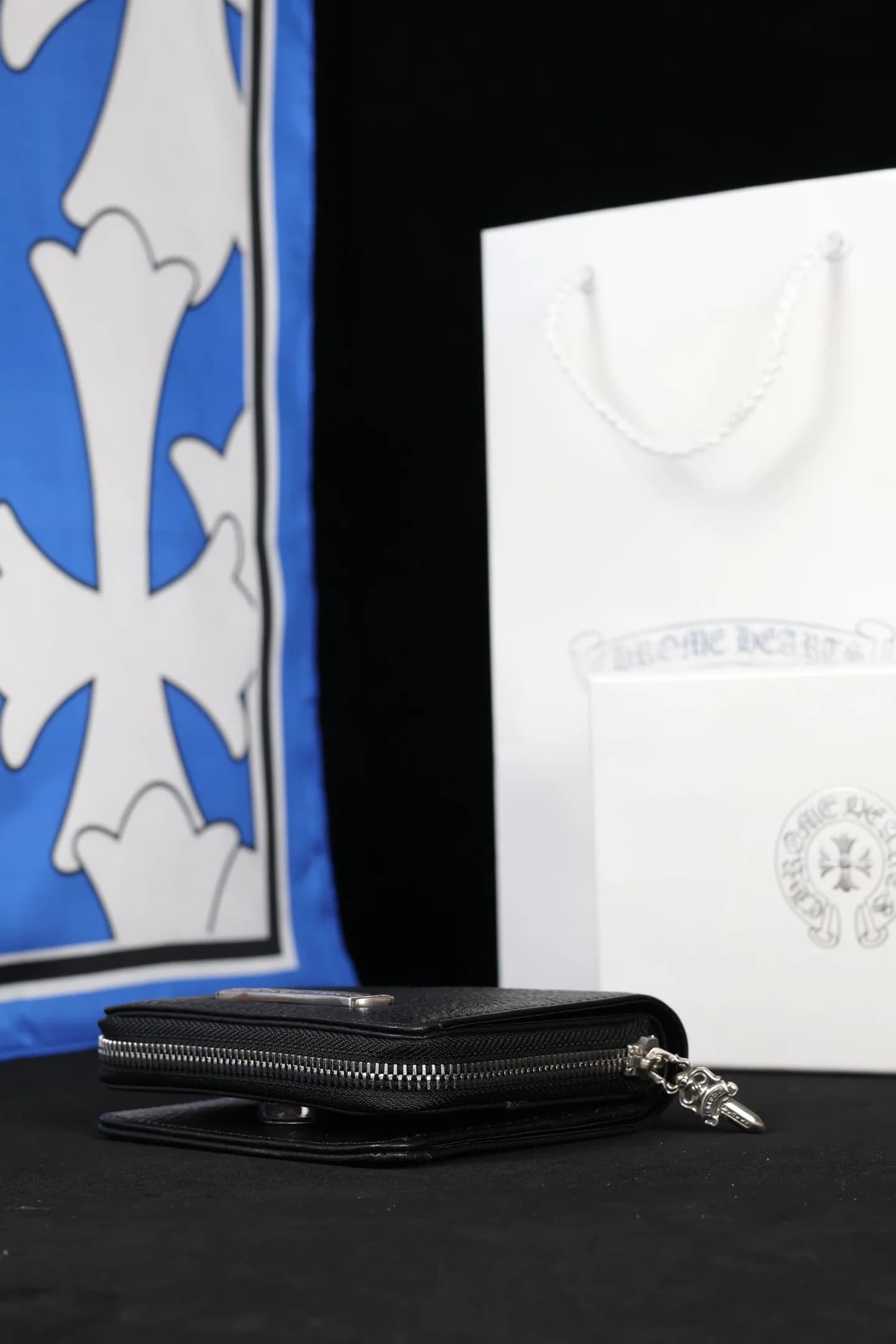 Кожаный кошелек Chrome Hearts в сложенном виде сбоку