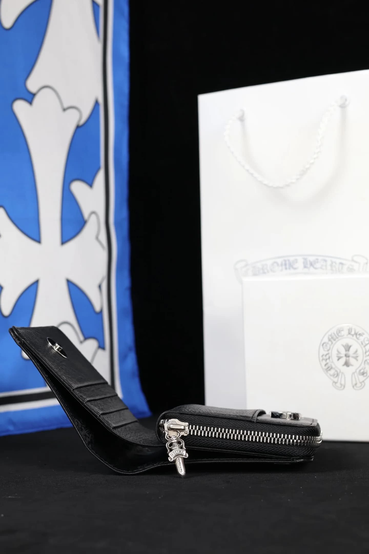 Раскрытый кошелек Chrome Hearts, вид сбоку