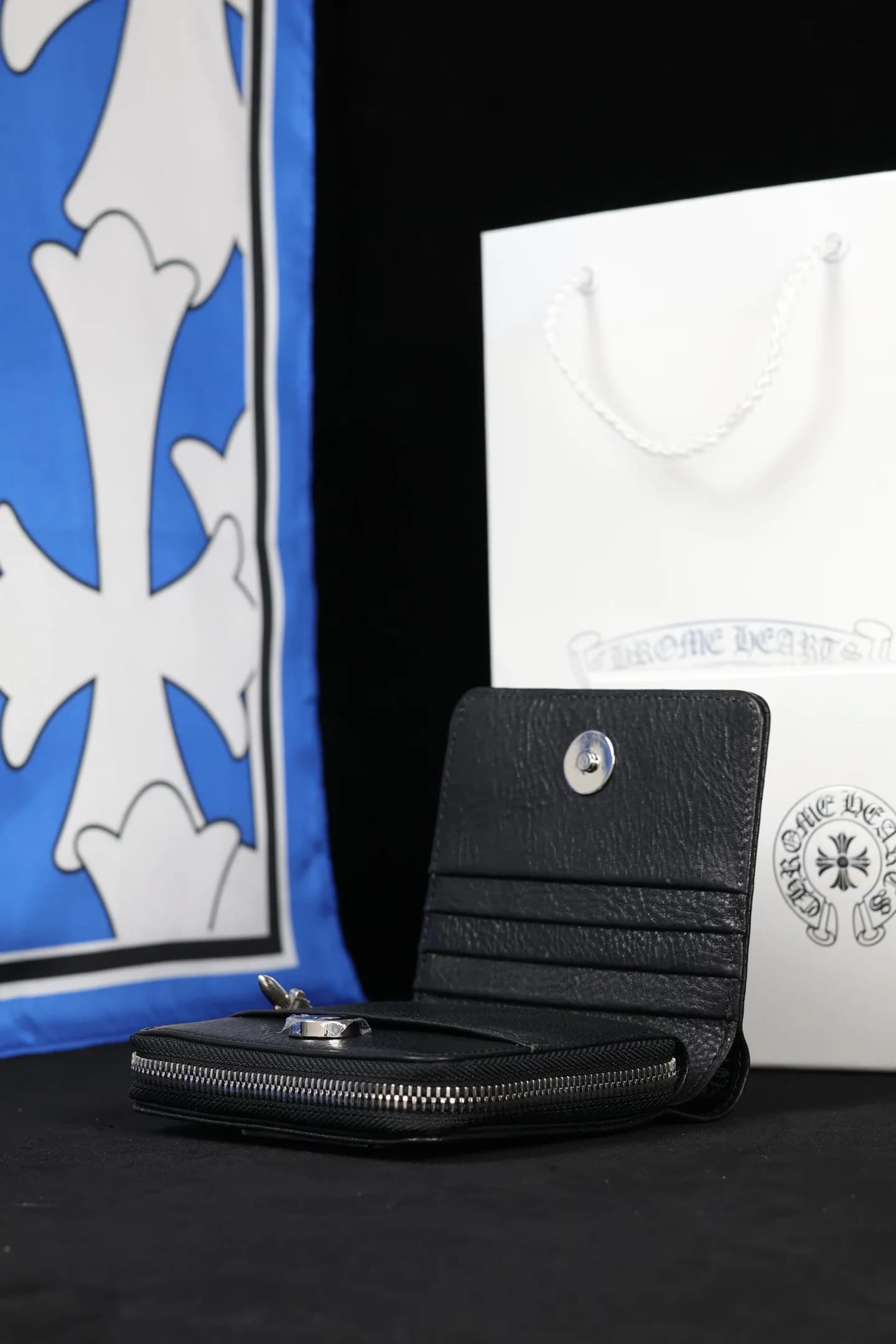 Раскрытое отделение для карт и купюр кошелька Chrome Hearts