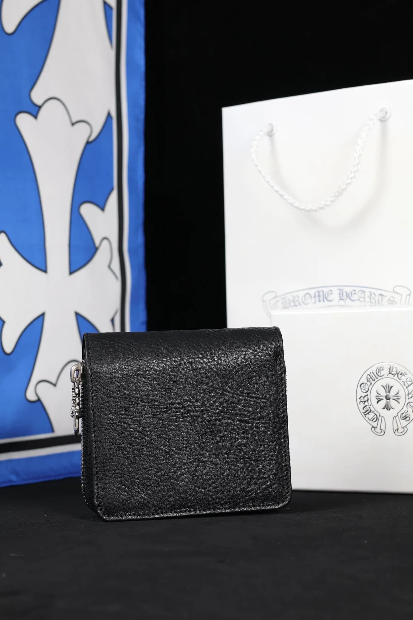 Задняя сторона кошелька Chrome Hearts из зернистой кожи