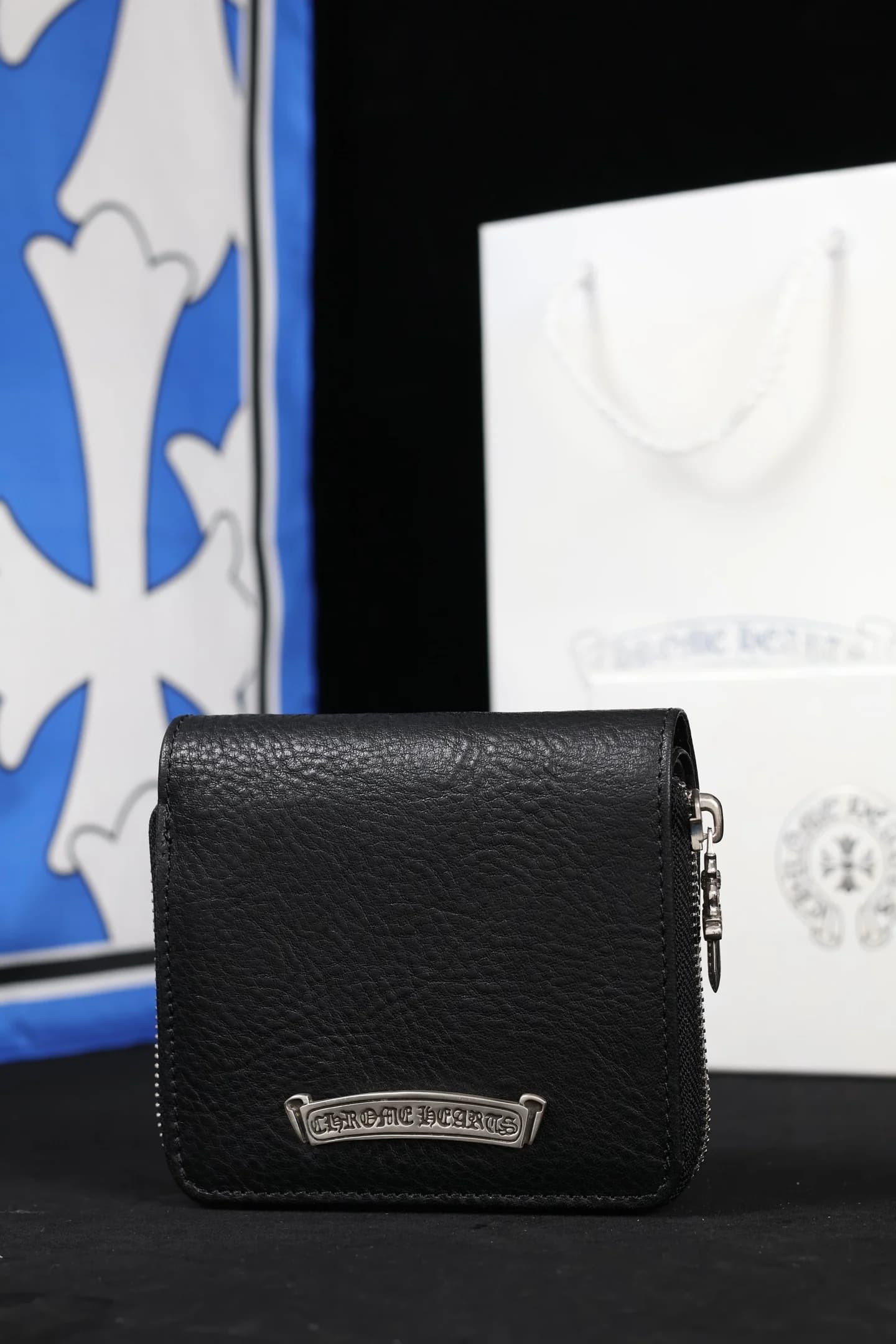 Фронтальный вид закрытого кошелька Chrome Hearts