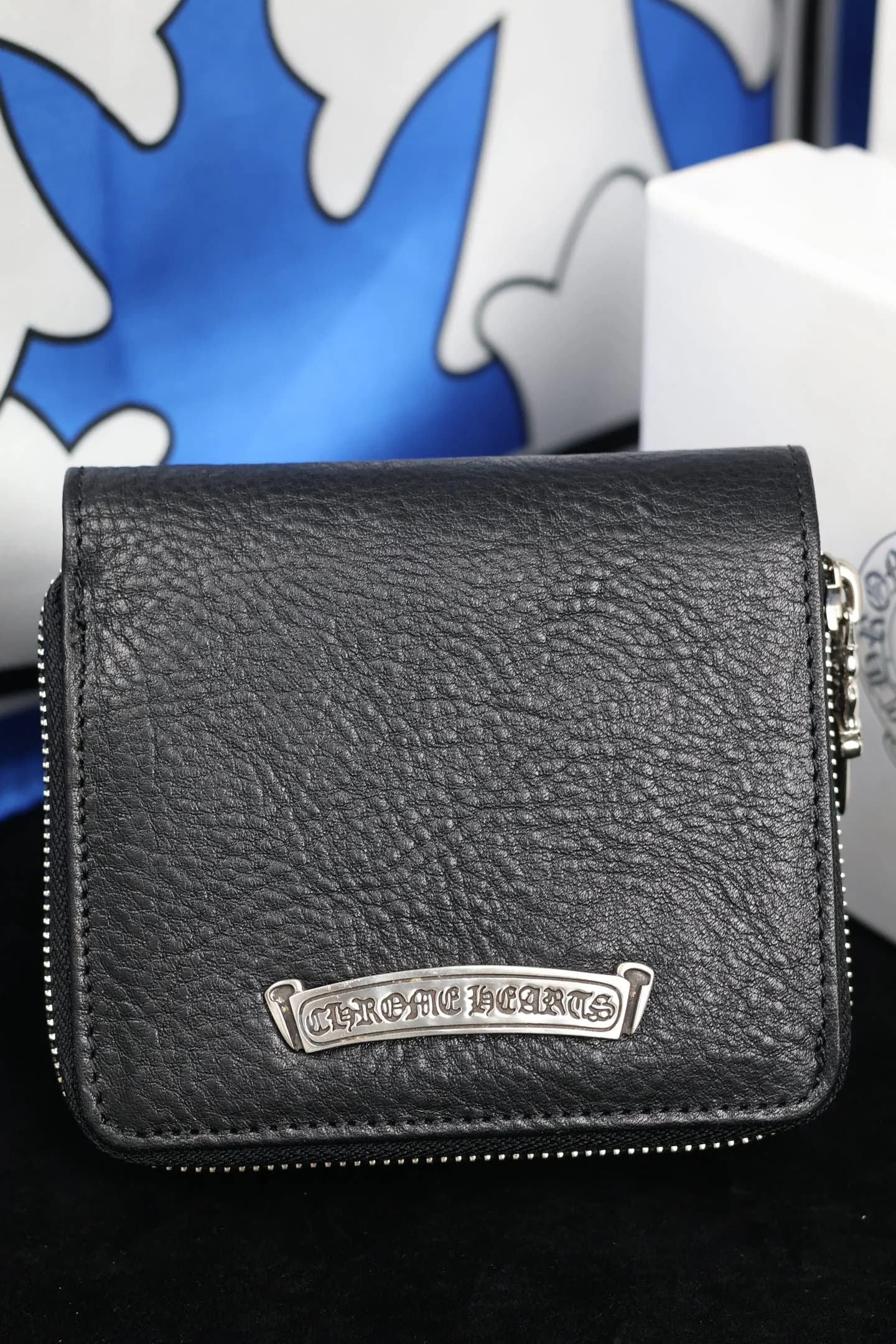 Кожаный кошелек Chrome Hearts крупным планом