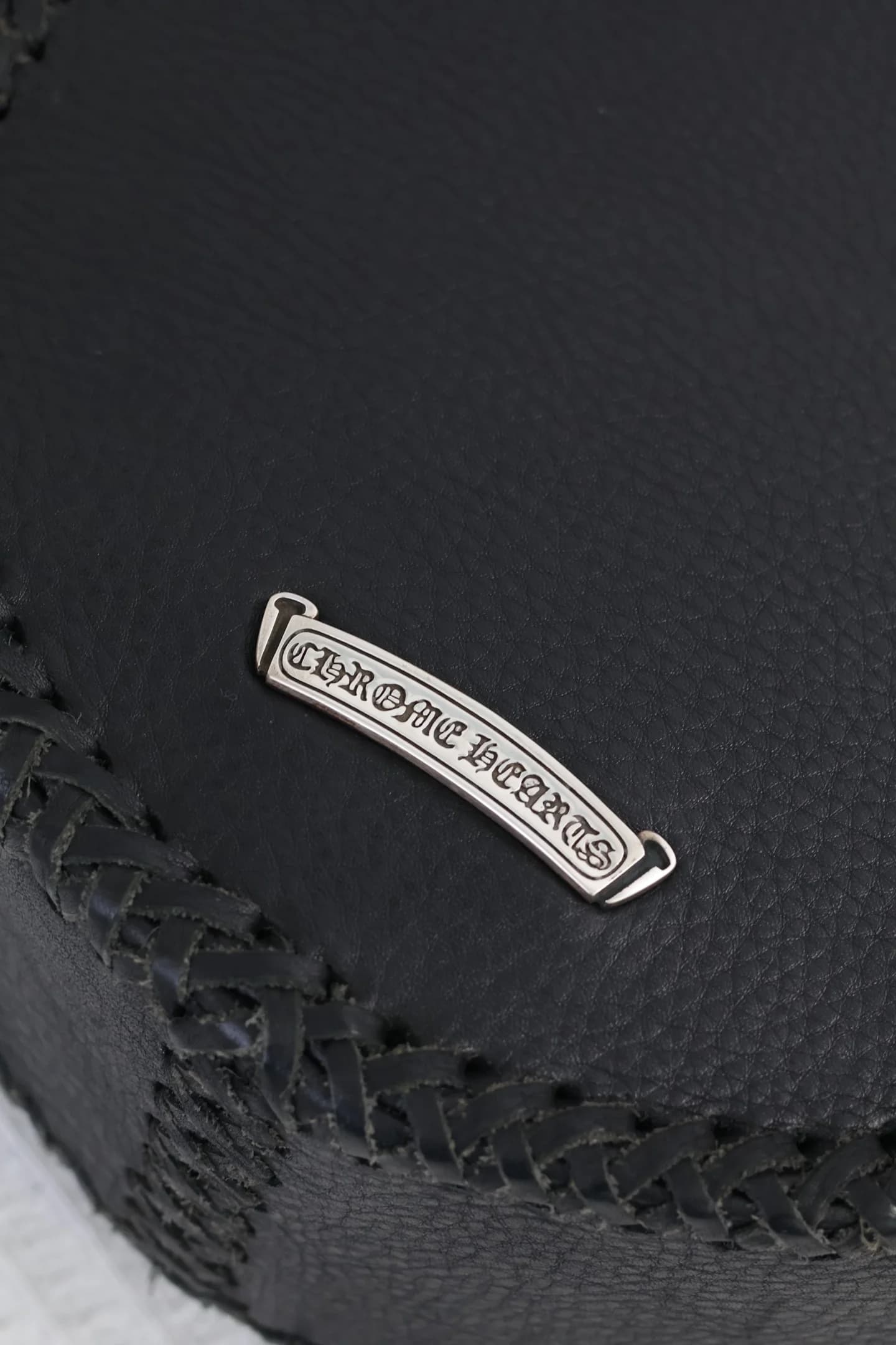 Серебряная фигурная плашка с гравировкой логотипа Chrome Hearts на задней панели