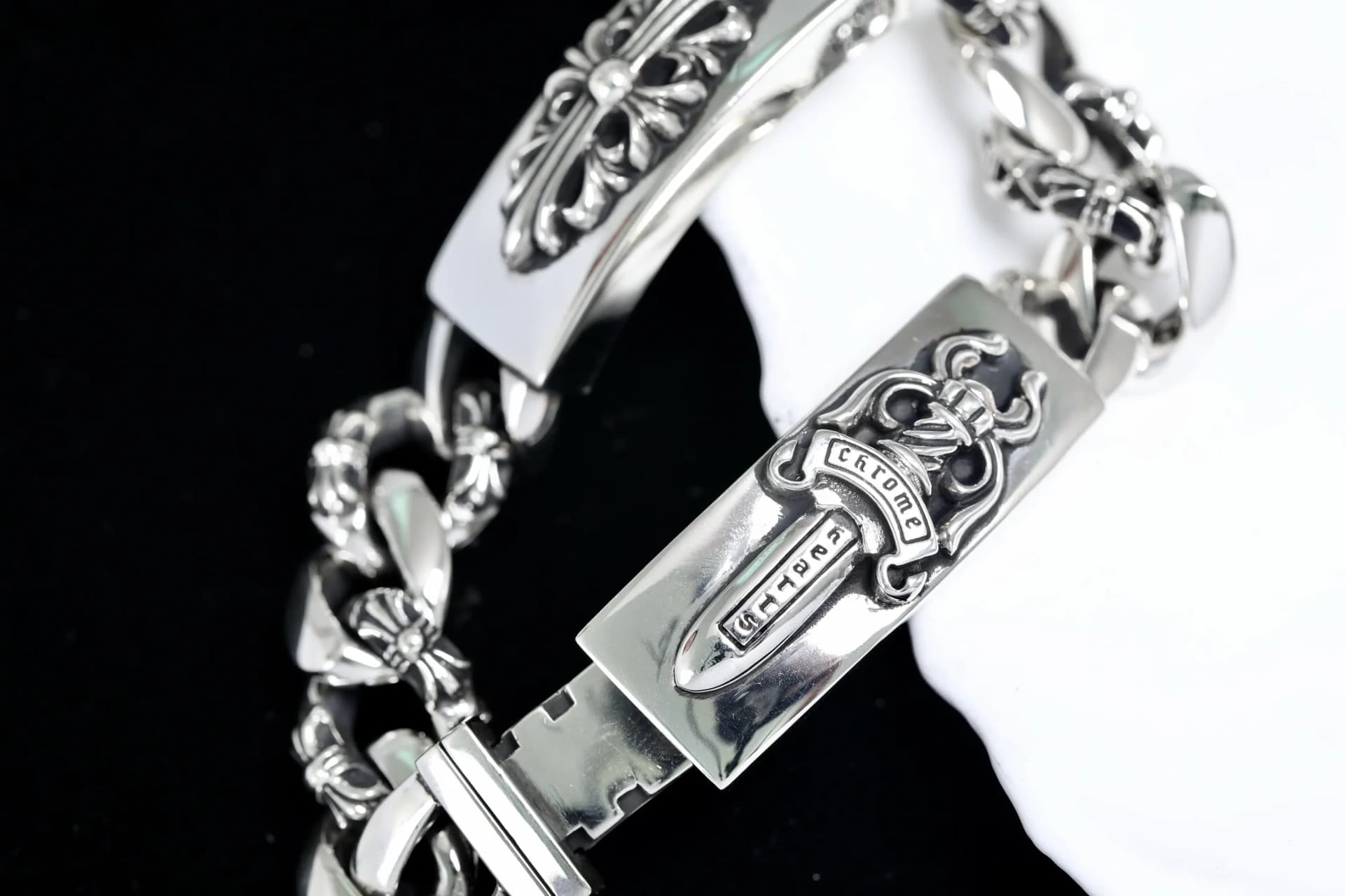 Деталь пластины с кинжалом Dagger и механизма застежки браслета Chrome Hearts
