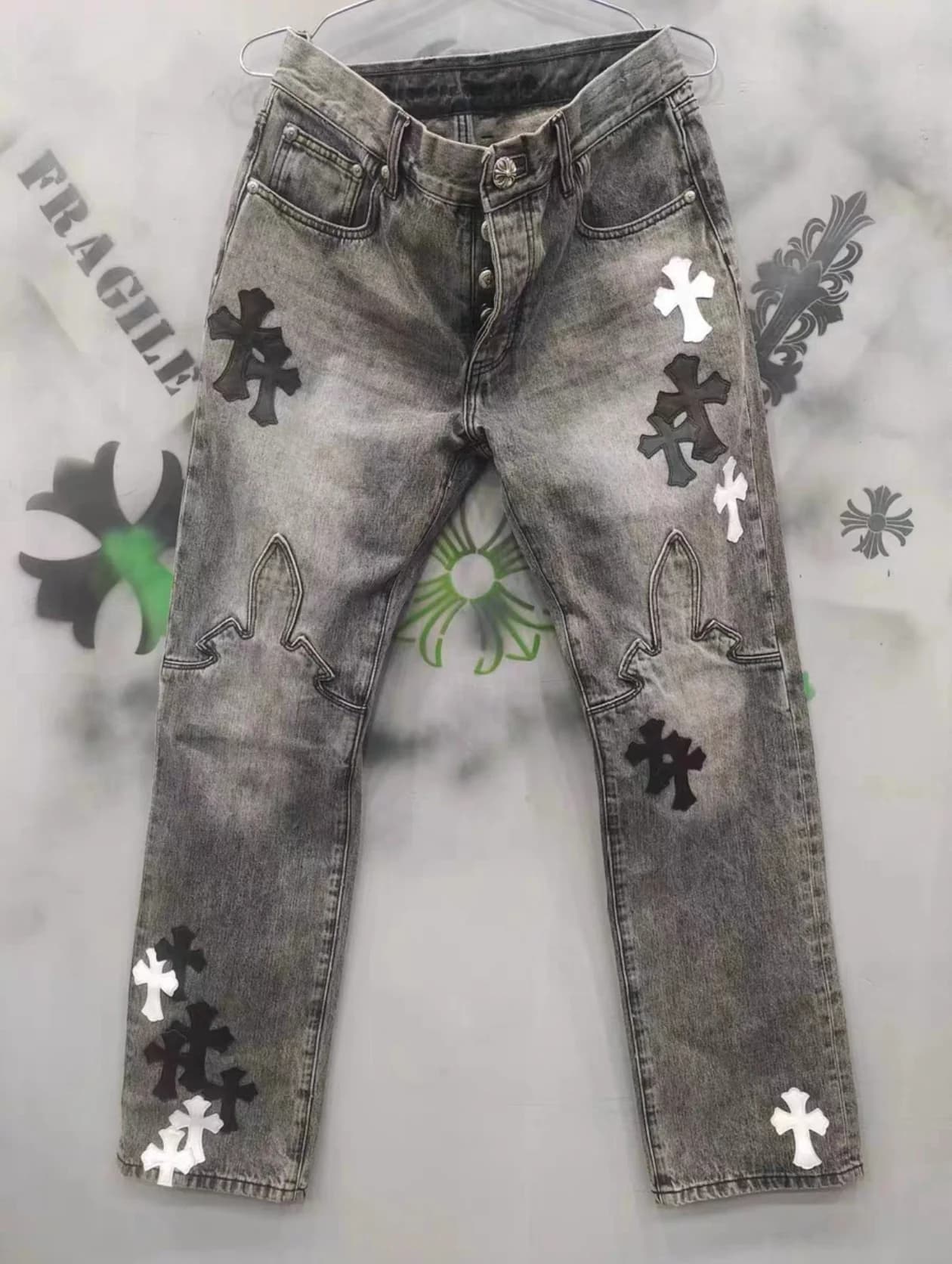 Серые джинсы Chrome Hearts с кожаными нашивками-крестами, вид спереди