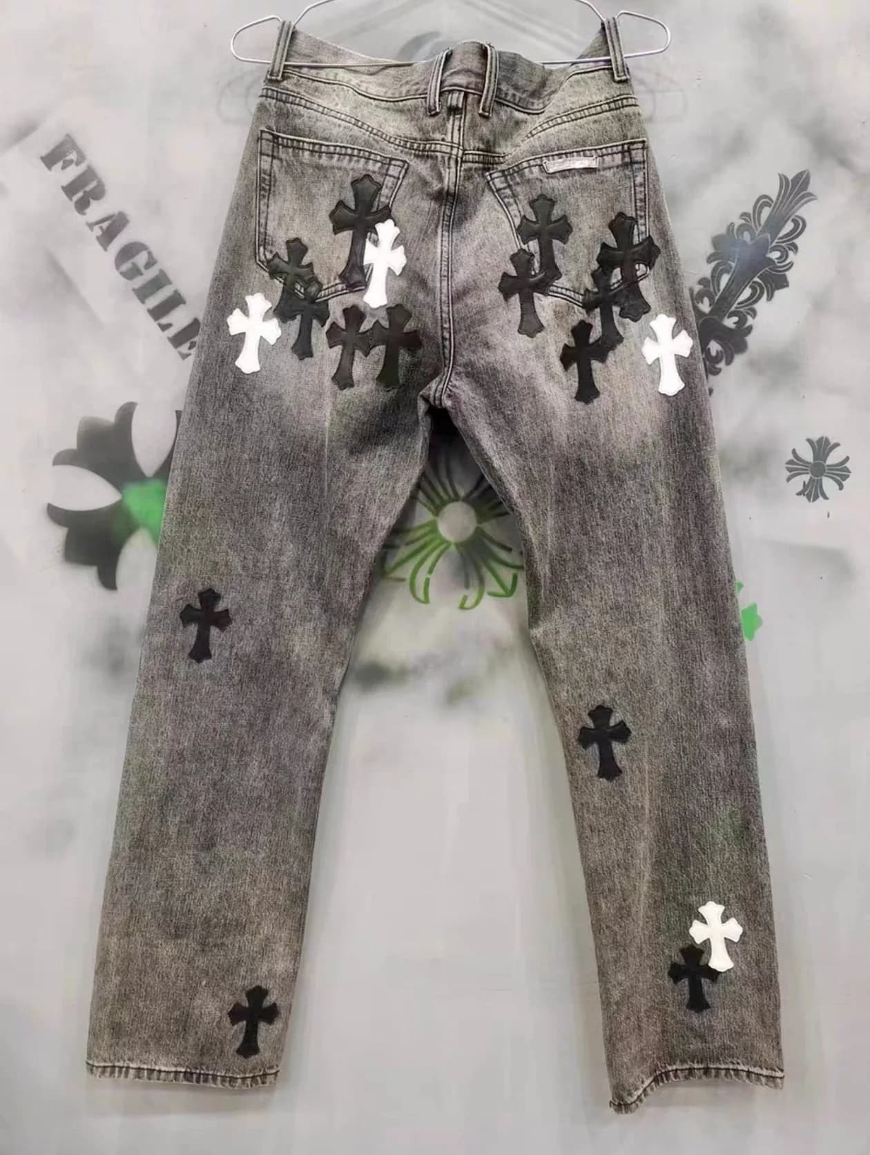 Серые джинсы Chrome Hearts с кожаными нашивками-крестами, вид сзади