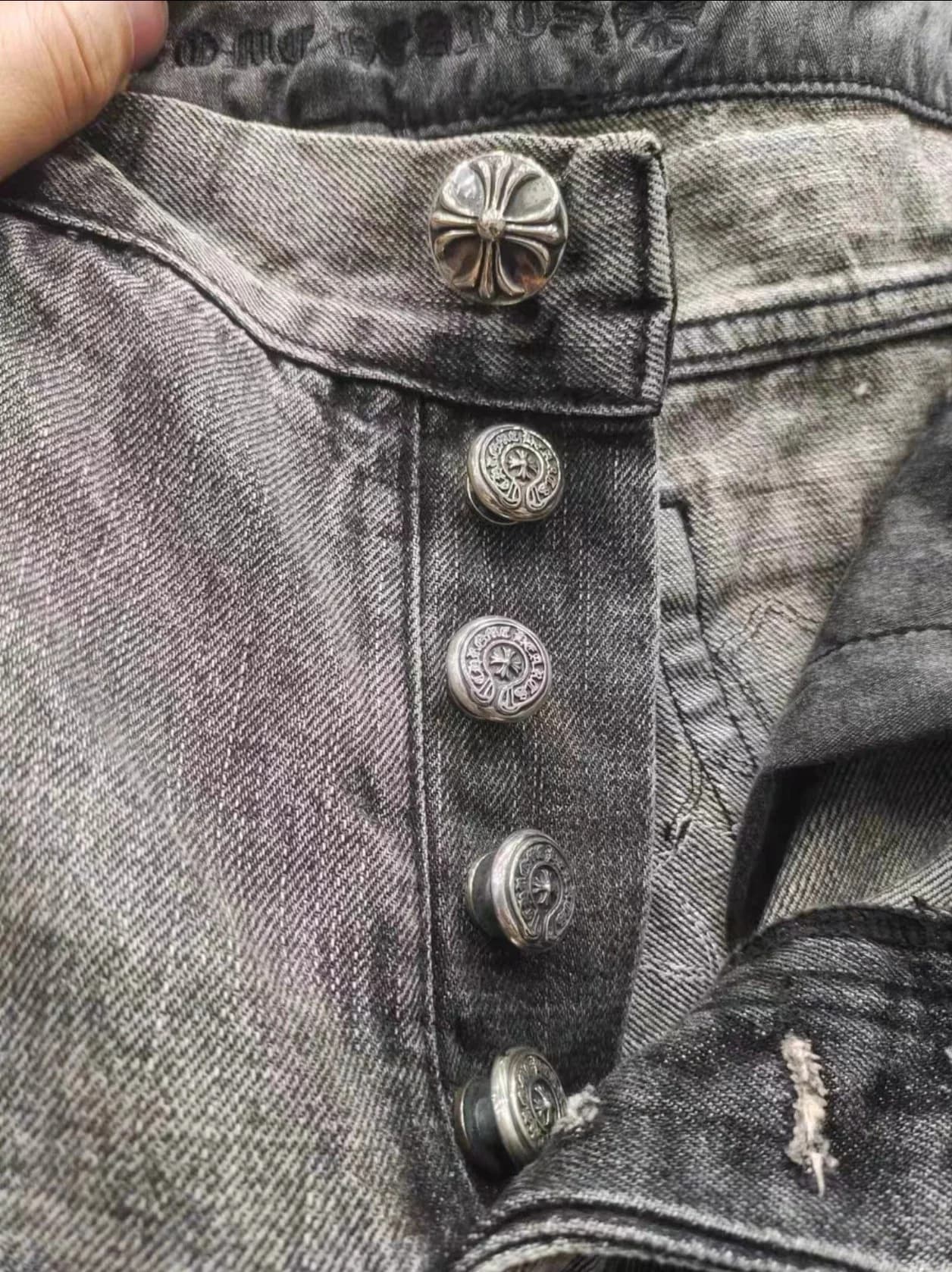 Металлические пуговицы-болты на ширинке джинсов Chrome Hearts