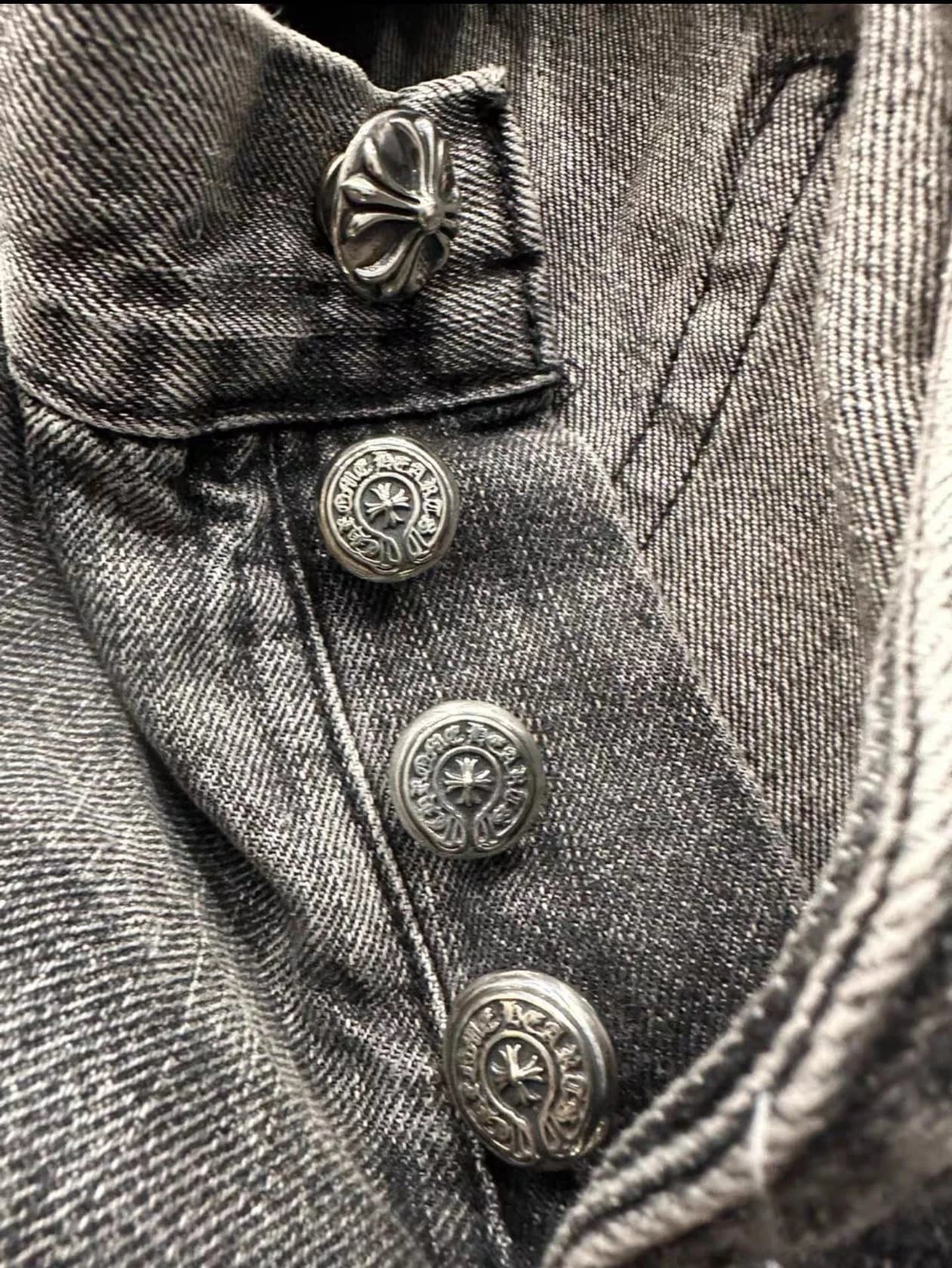 Крупный план пуговиц с гравировкой Chrome Hearts