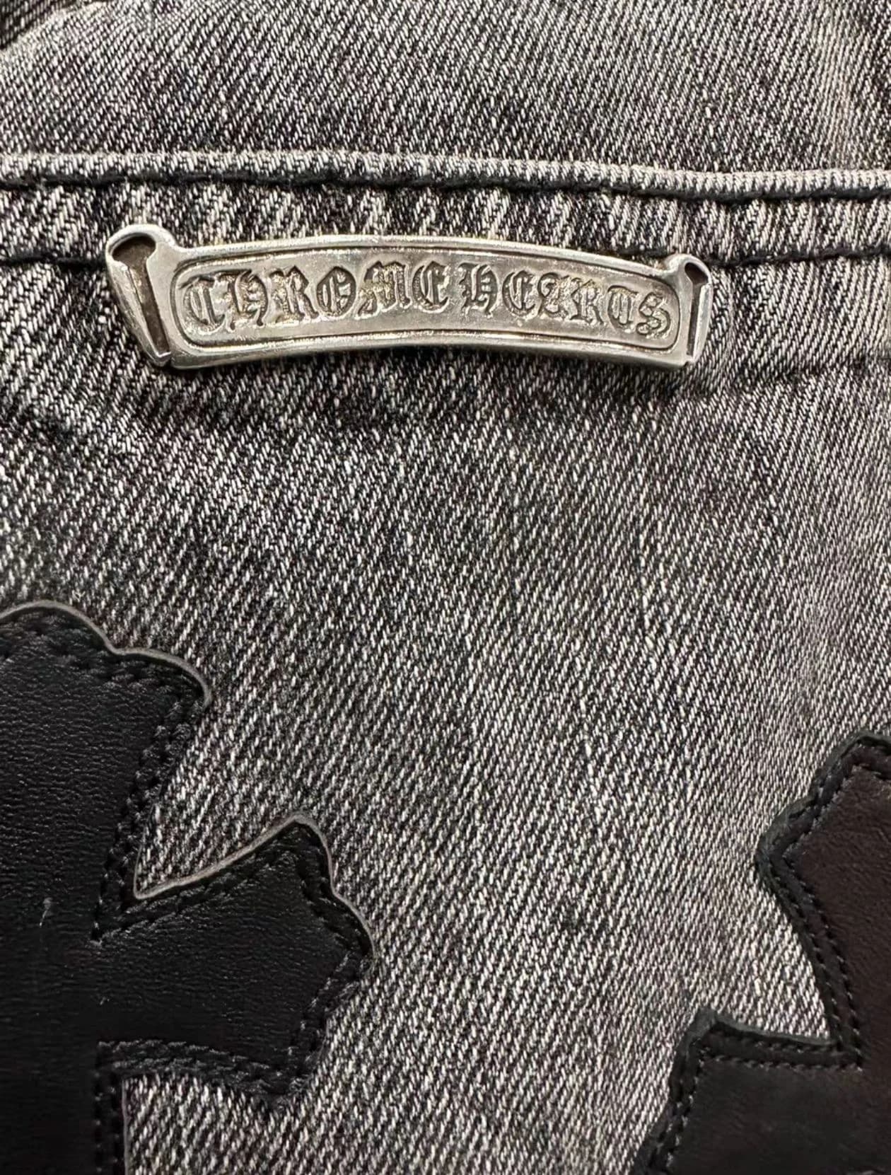 Металлическая пластина с логотипом Chrome Hearts на задней части джинсов