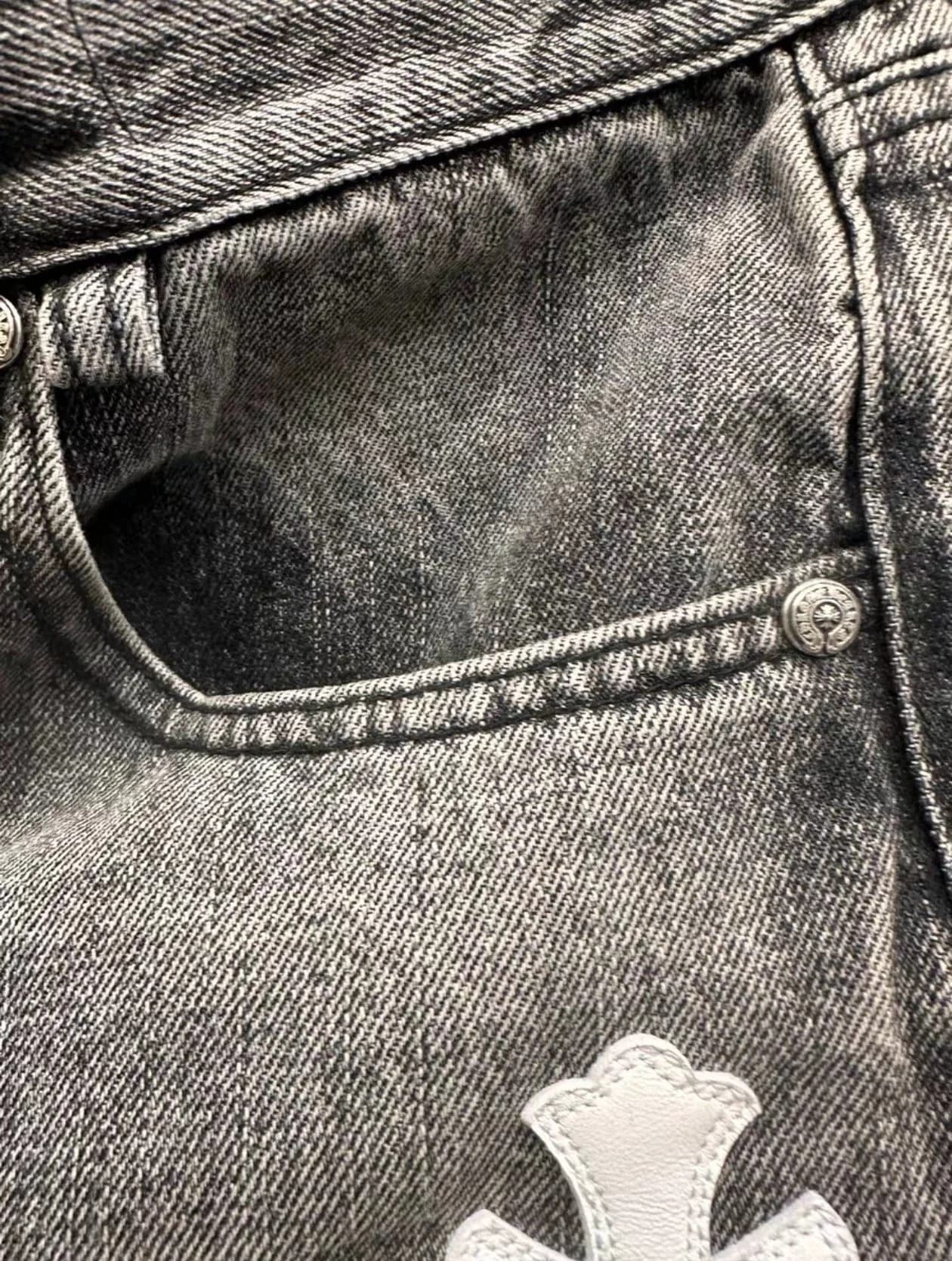 Передний карман джинсов Chrome Hearts с заклепкой и нашивкой