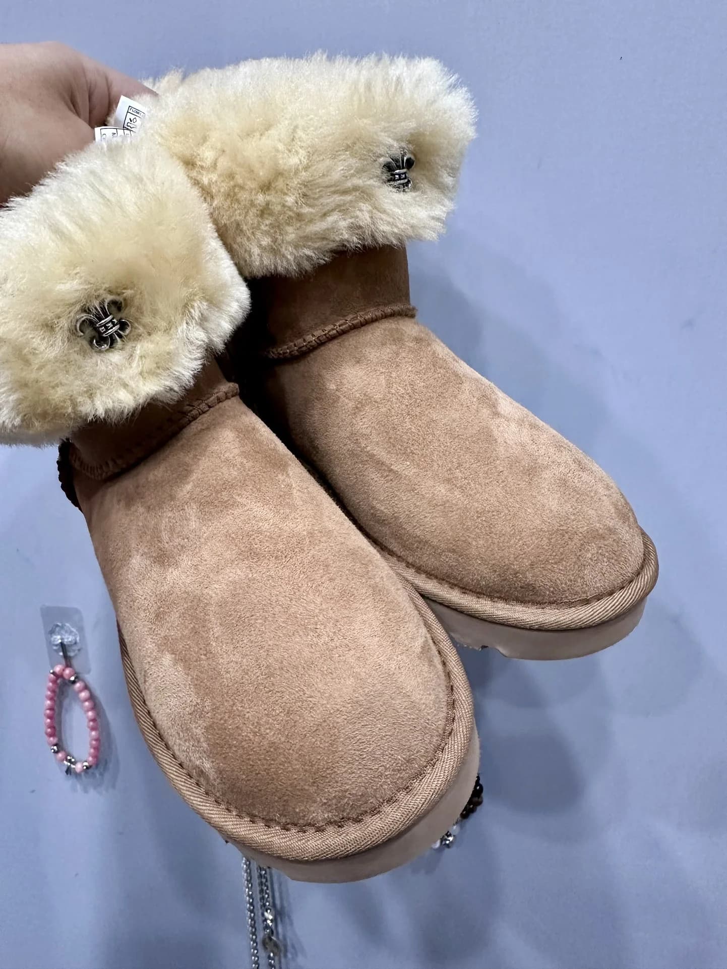 Сапоги-угги Chrome Hearts x UGG коричневого цвета, вид сбоку