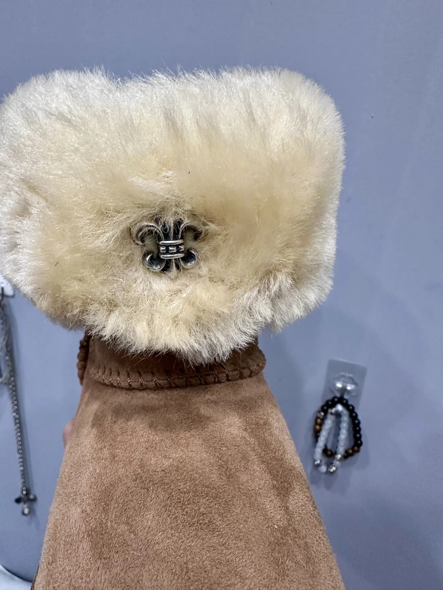 Декор в виде геральдической лилии Chrome Hearts на меховом отвороте угг