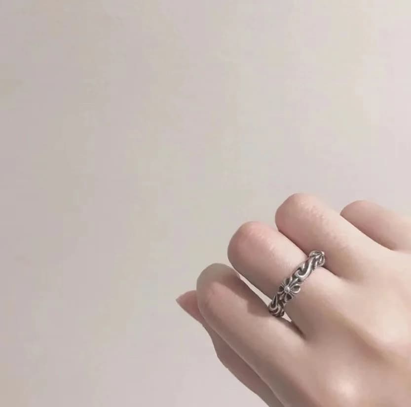Серебряное рельефное кольцо на пальце женской руки
