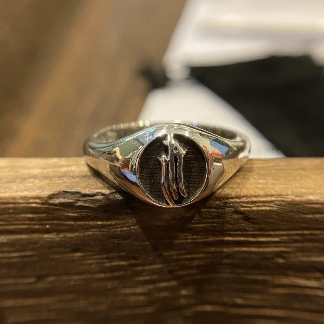 Серебряное кольцо Chrome Hearts 3RS Signet с рельефной печаткой крупным планом