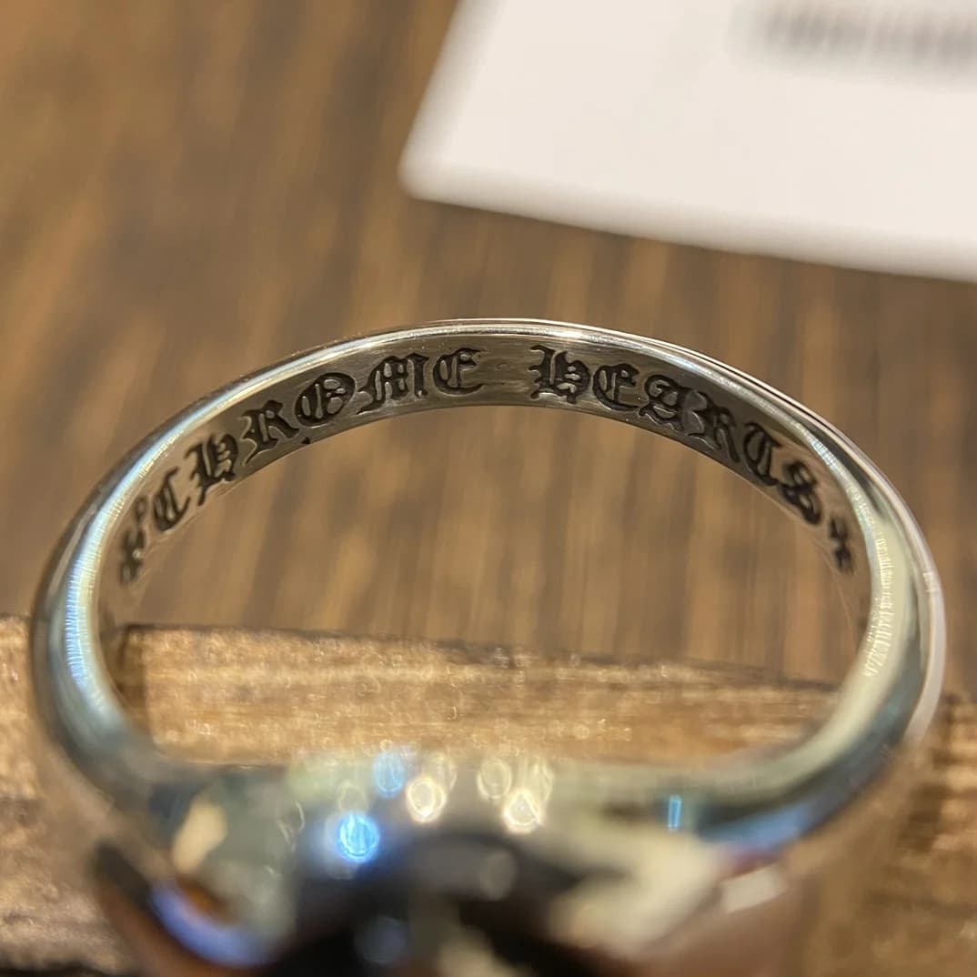 Гравировка логотипа Chrome Hearts на внутренней стороне серебряного кольца