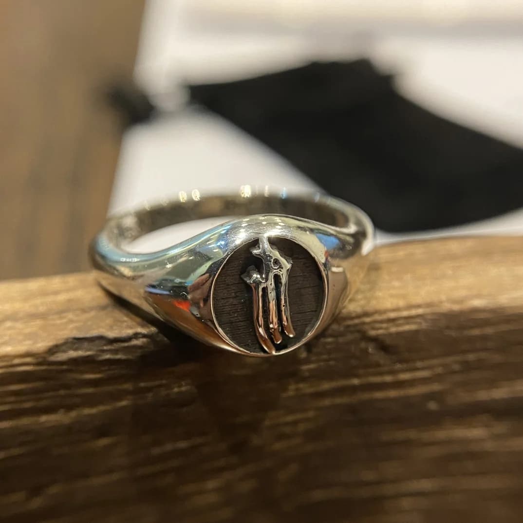 Кольцо-печатка Chrome Hearts 3RS Signet из серебра 925 пробы, вид сбоку