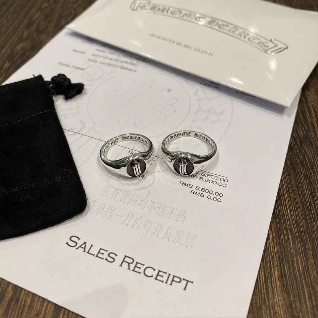 Два серебряных кольца Chrome Hearts 3RS Signet на документах о покупке