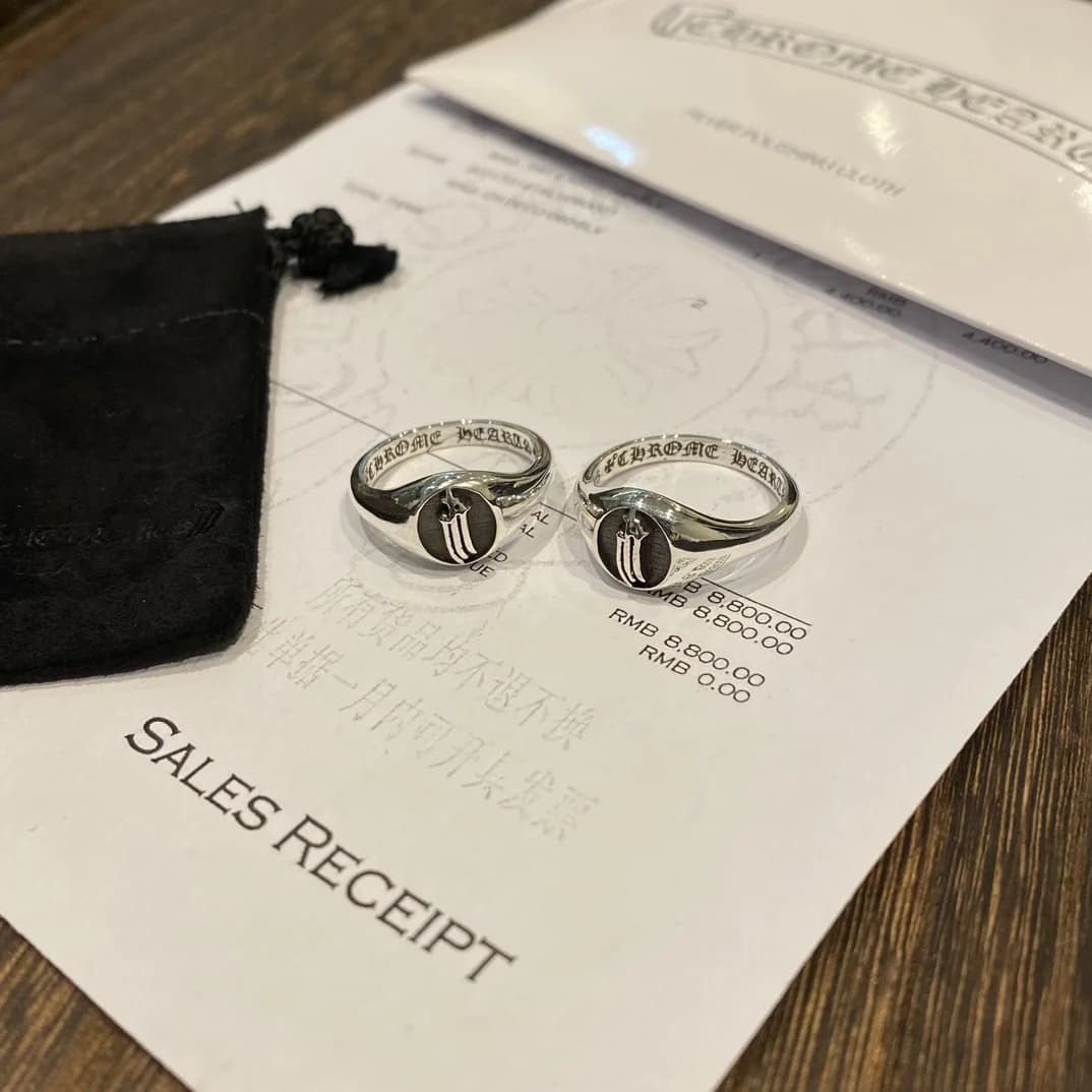 Кольца Chrome Hearts 3RS Signet рядом с чехлом и чеком