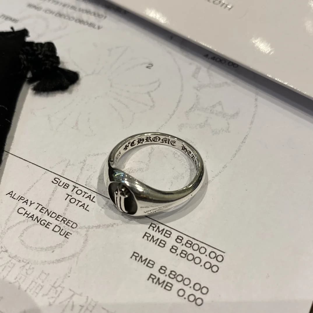 Кольцо Chrome Hearts 3RS Signet, вид сверху на гравировку и печатку