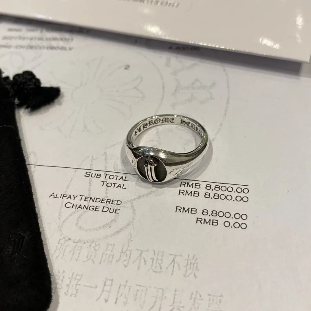 Кольцо Chrome Hearts 3RS Signet на чеке рядом с замшевым чехлом