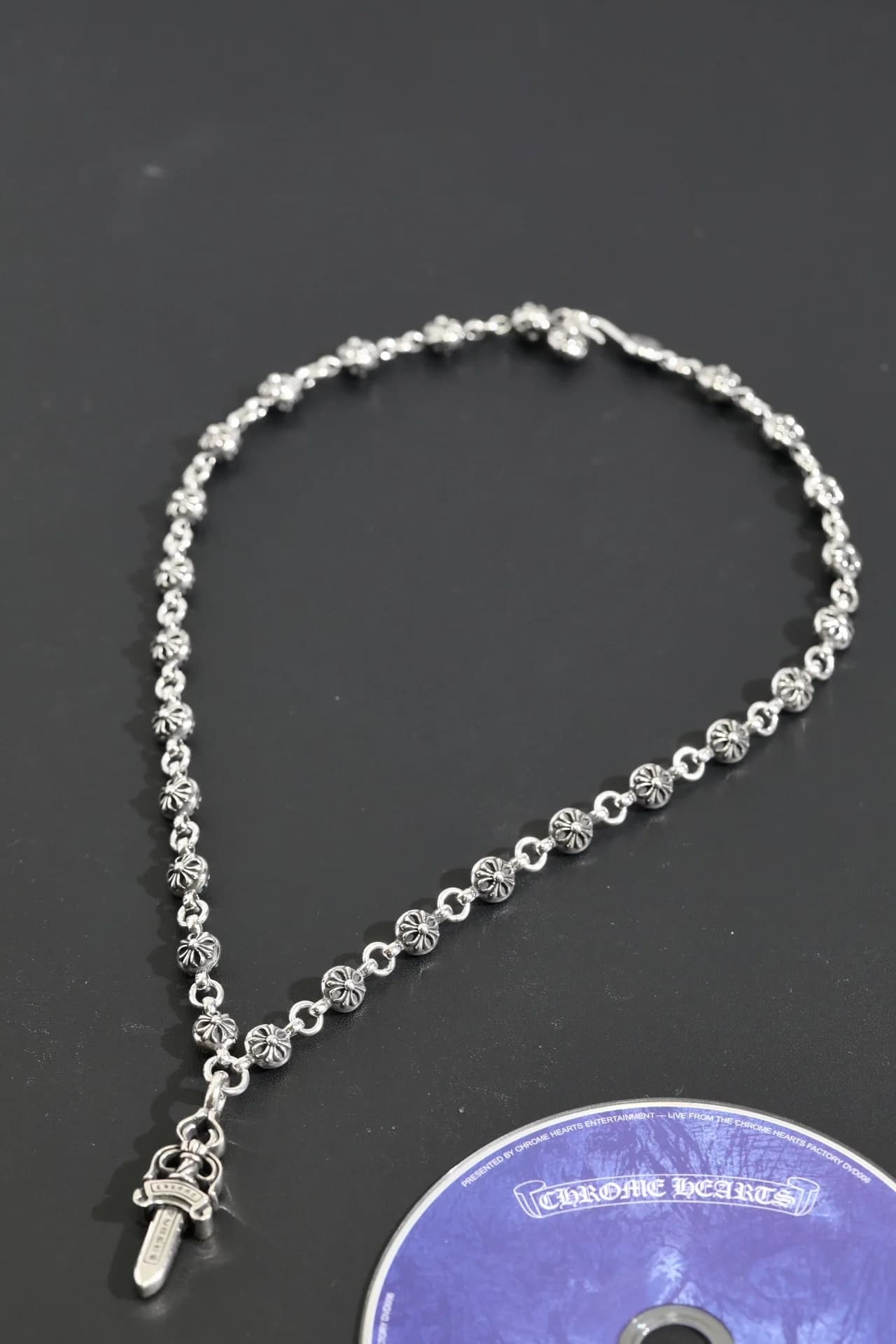Серебряное колье Chrome Hearts со звеньями Cross Ball и подвеской Dagger, общий вид