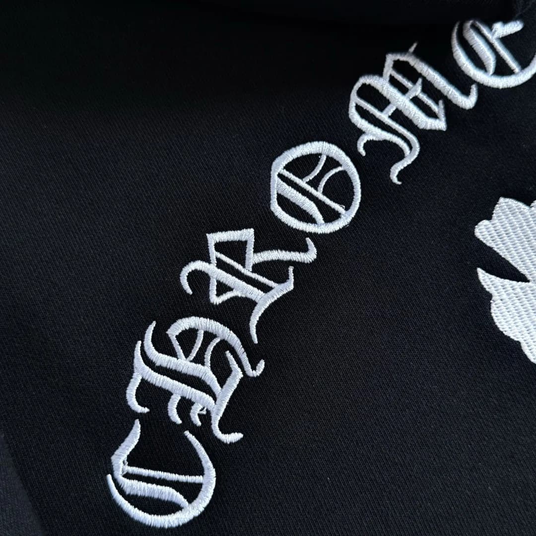 Деталь вышивки букв Chrome Hearts белыми нитями