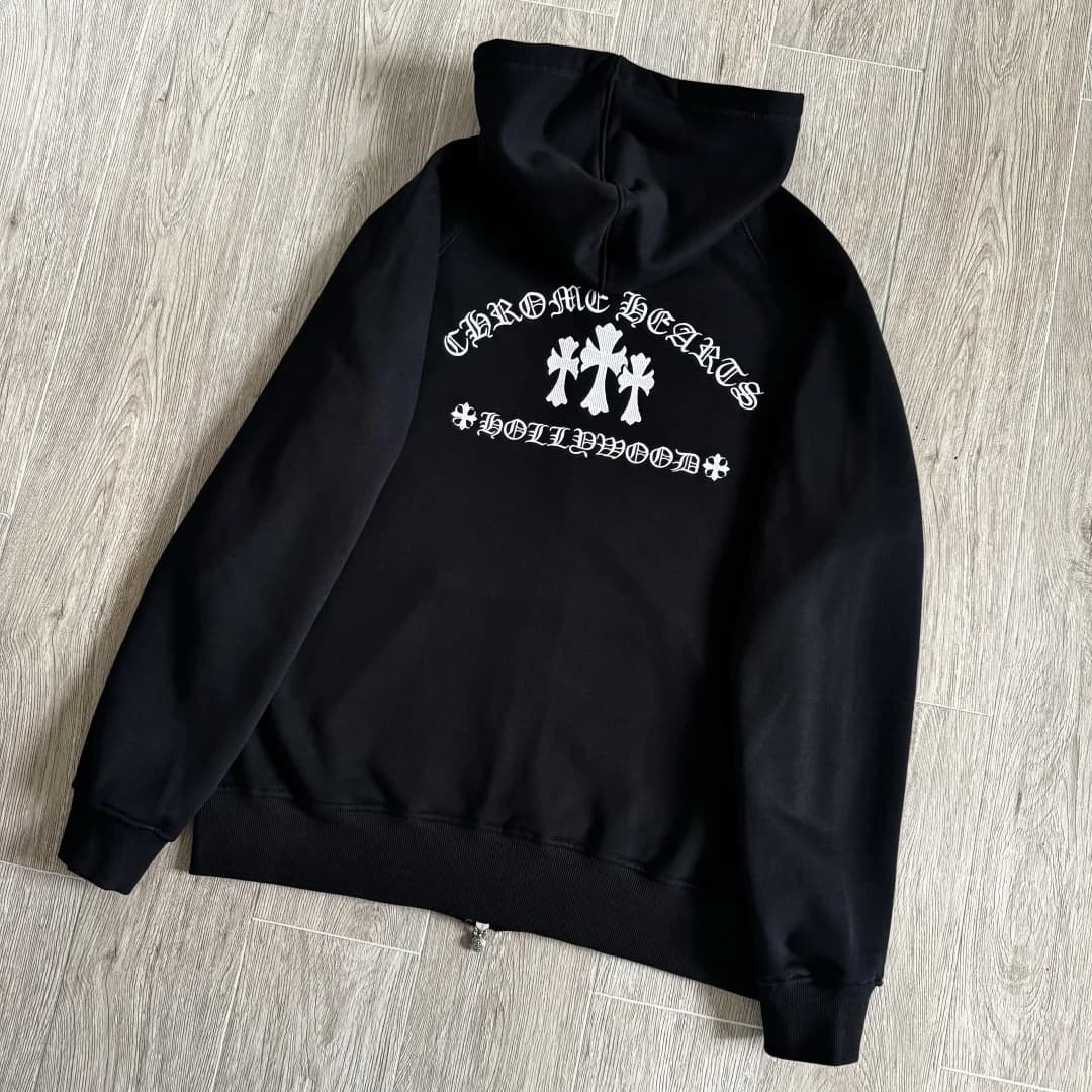 Черная толстовка Chrome Hearts с капюшоном, вид со спины под углом