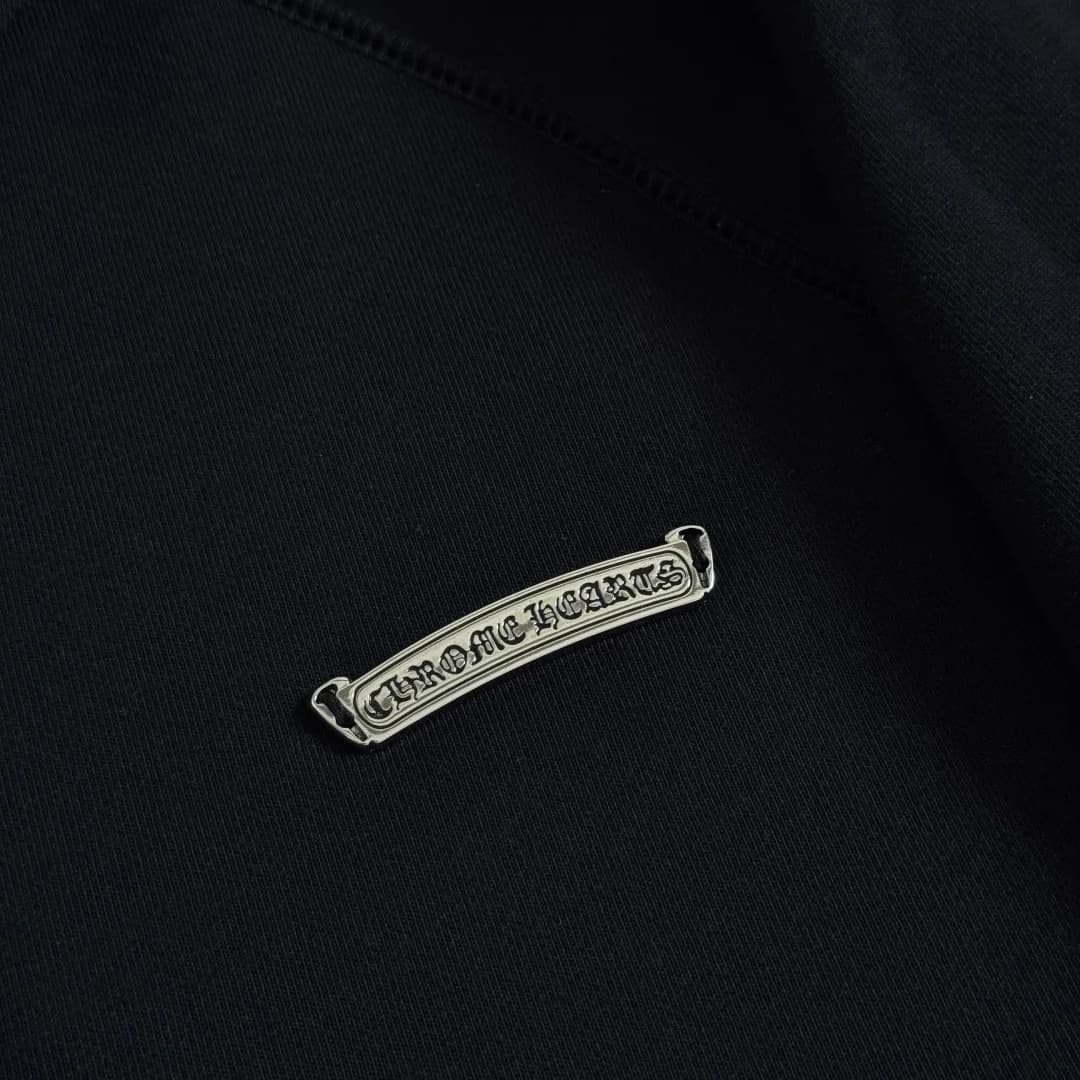 Металлическая плашка с логотипом Chrome Hearts на груди