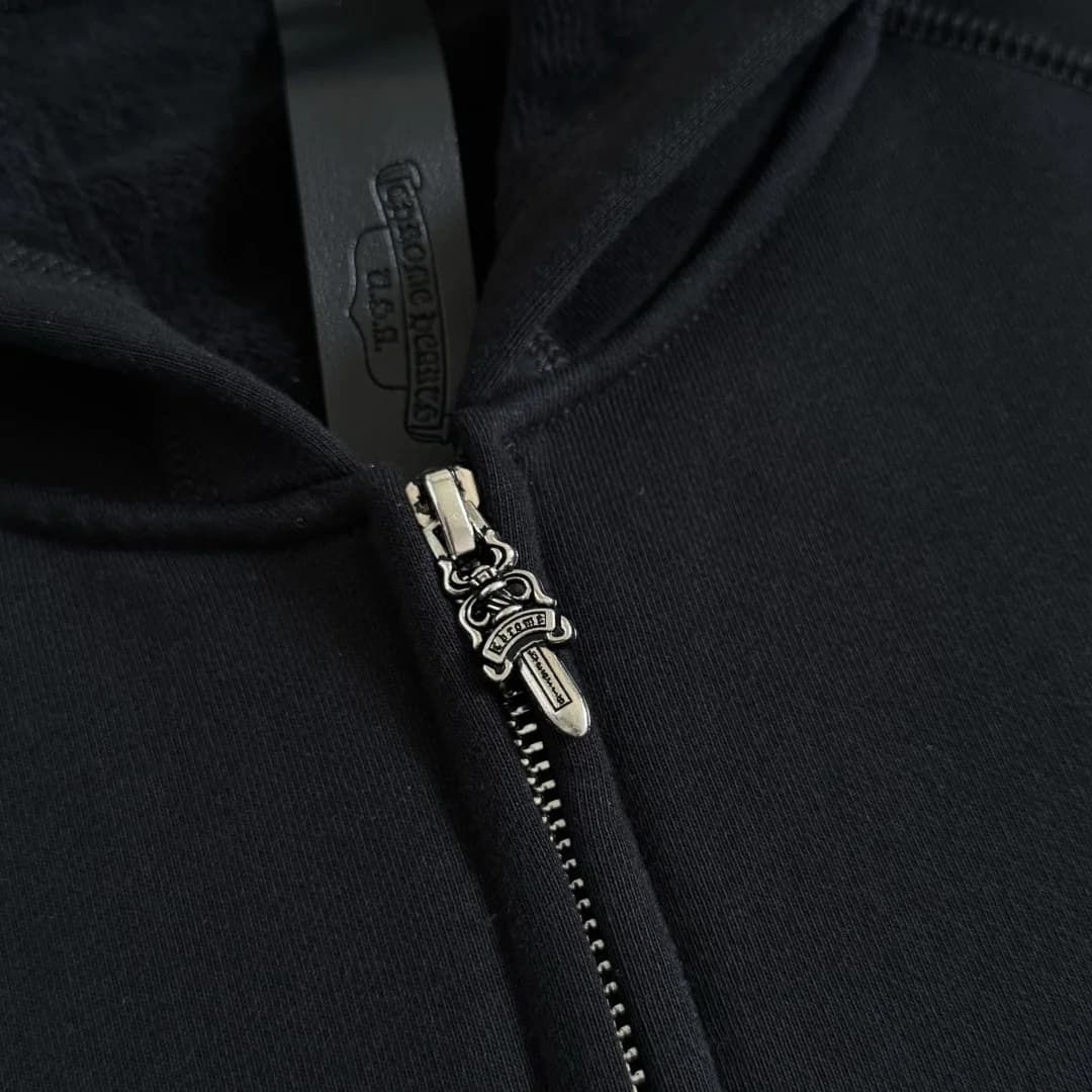 Металлическая молния и кожаная бирка на воротнике зип-худи Chrome Hearts