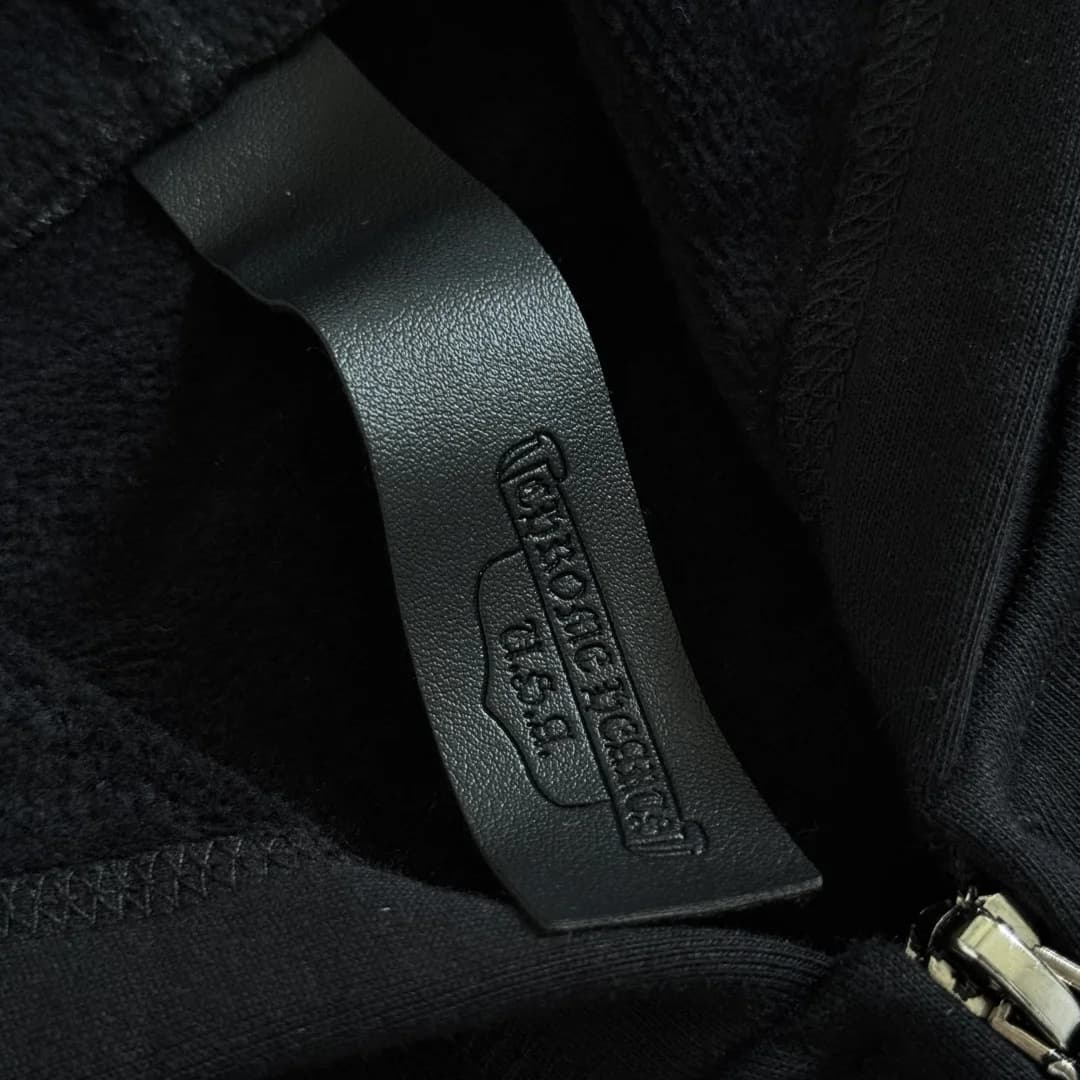 Кожаная нашивка с тиснением Chrome Hearts внутри капюшона