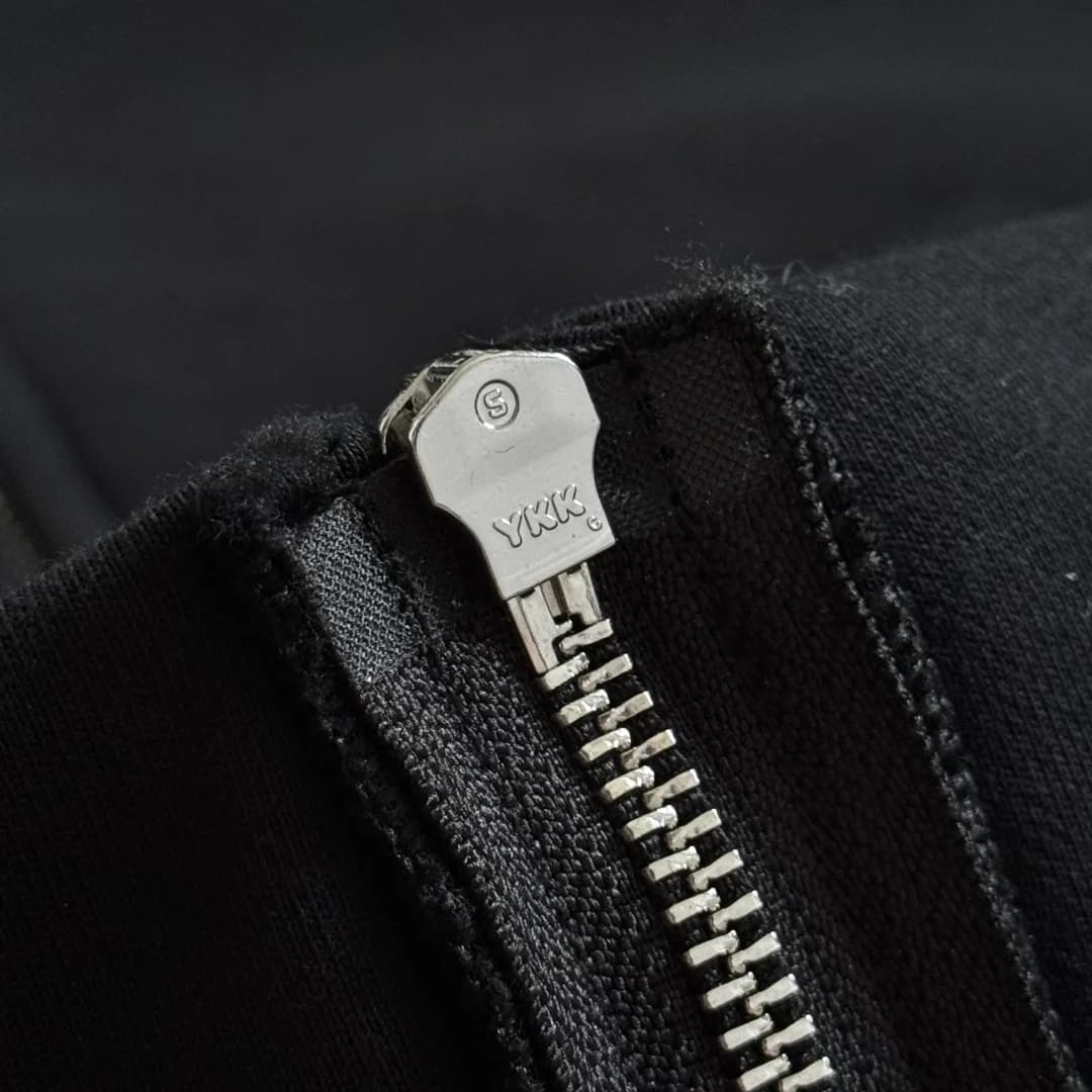 Застежка-молния YKK на черной толстовке Chrome Hearts