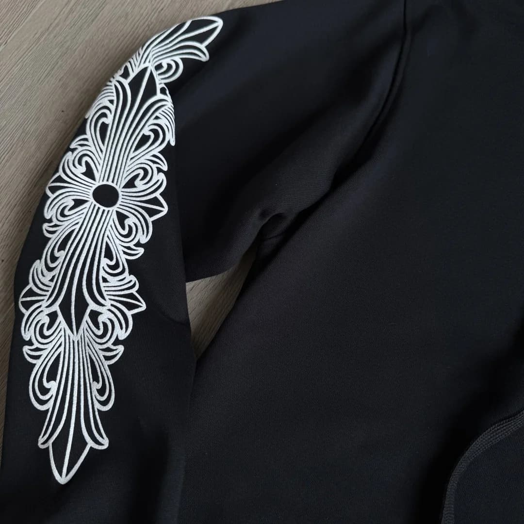 Принт на плече и рукаве толстовки Chrome Hearts