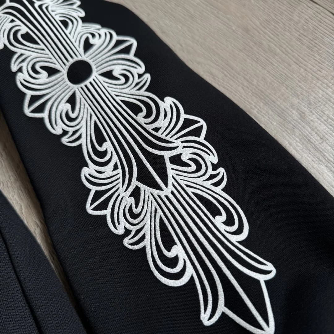 Крупный план готического узора на рукаве худи Chrome Hearts