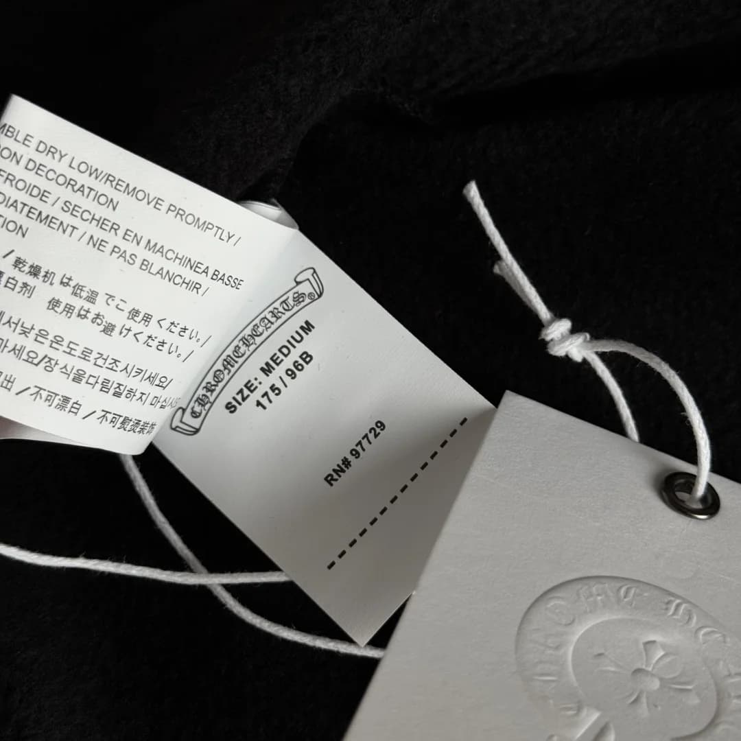 Внутренние бирки с указанием размера M на худи Chrome Hearts