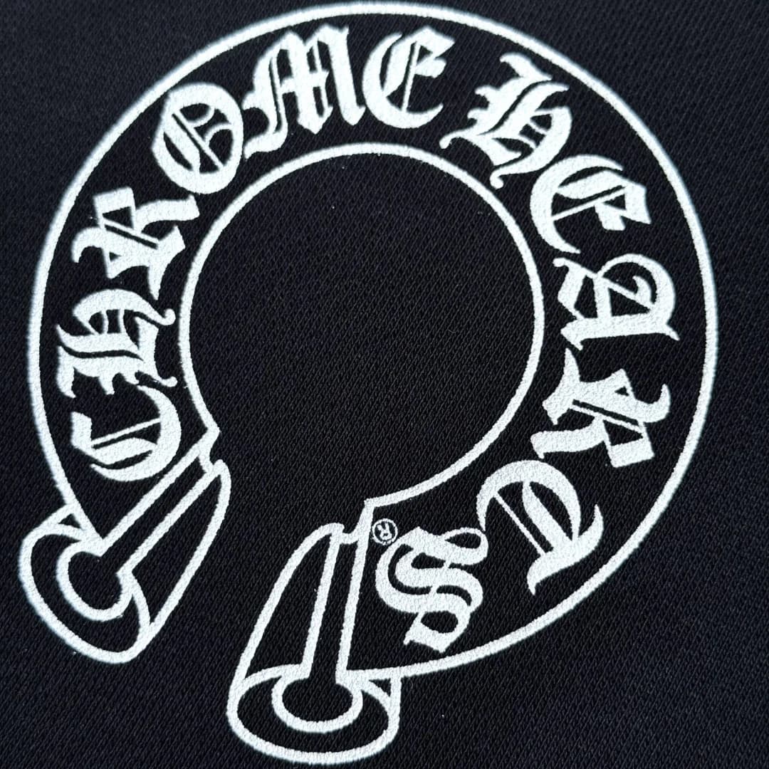Крупный план принта в виде подковы Chrome Hearts на спине