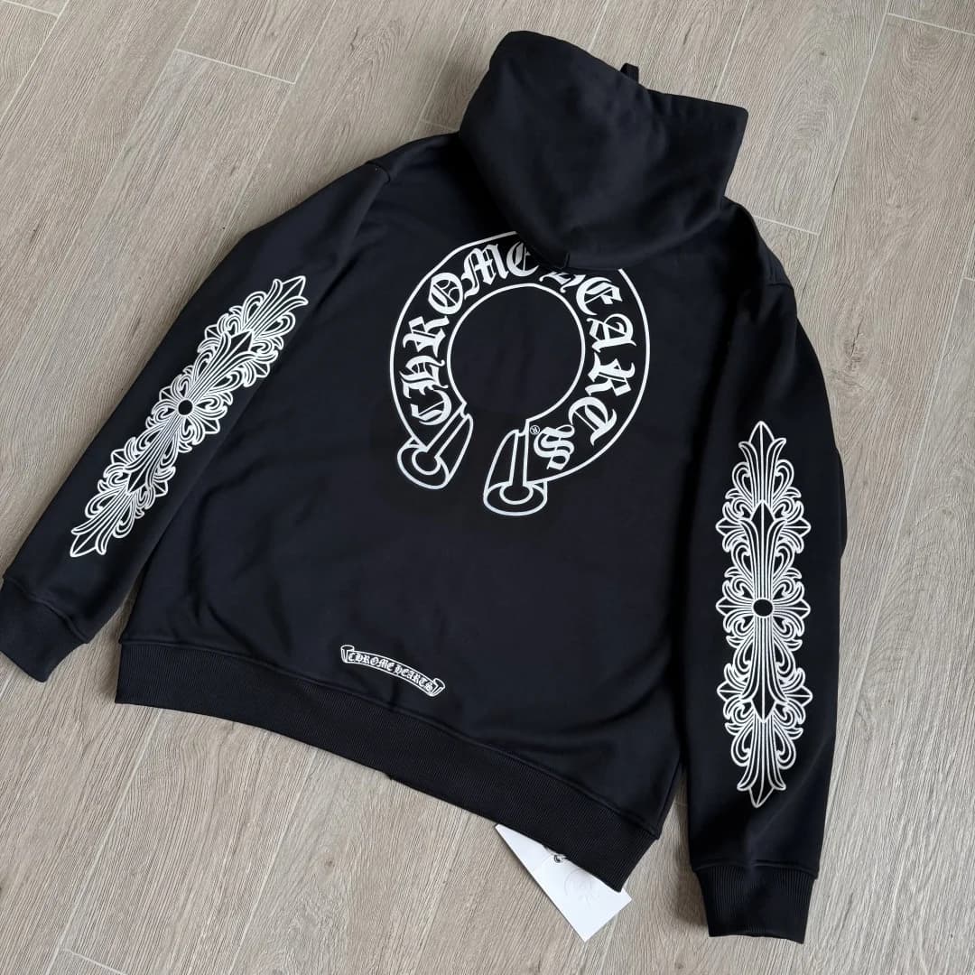Вид сзади на толстовку Chrome Hearts с капюшоном