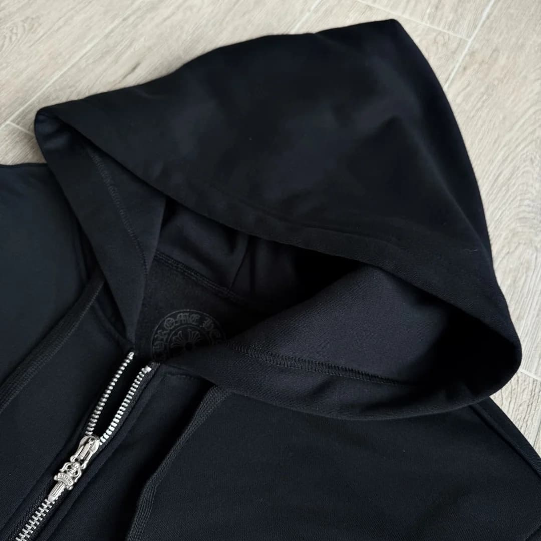 Деталь капюшона и воротника черного зип-худи Chrome Hearts