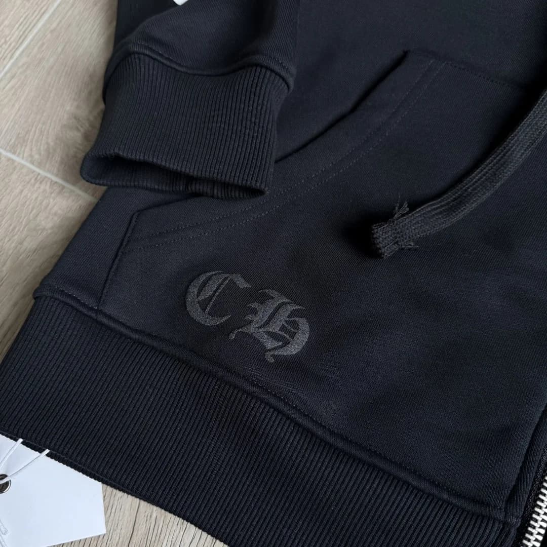 Деталь кармана с вышивкой CH и манжета толстовки Chrome Hearts