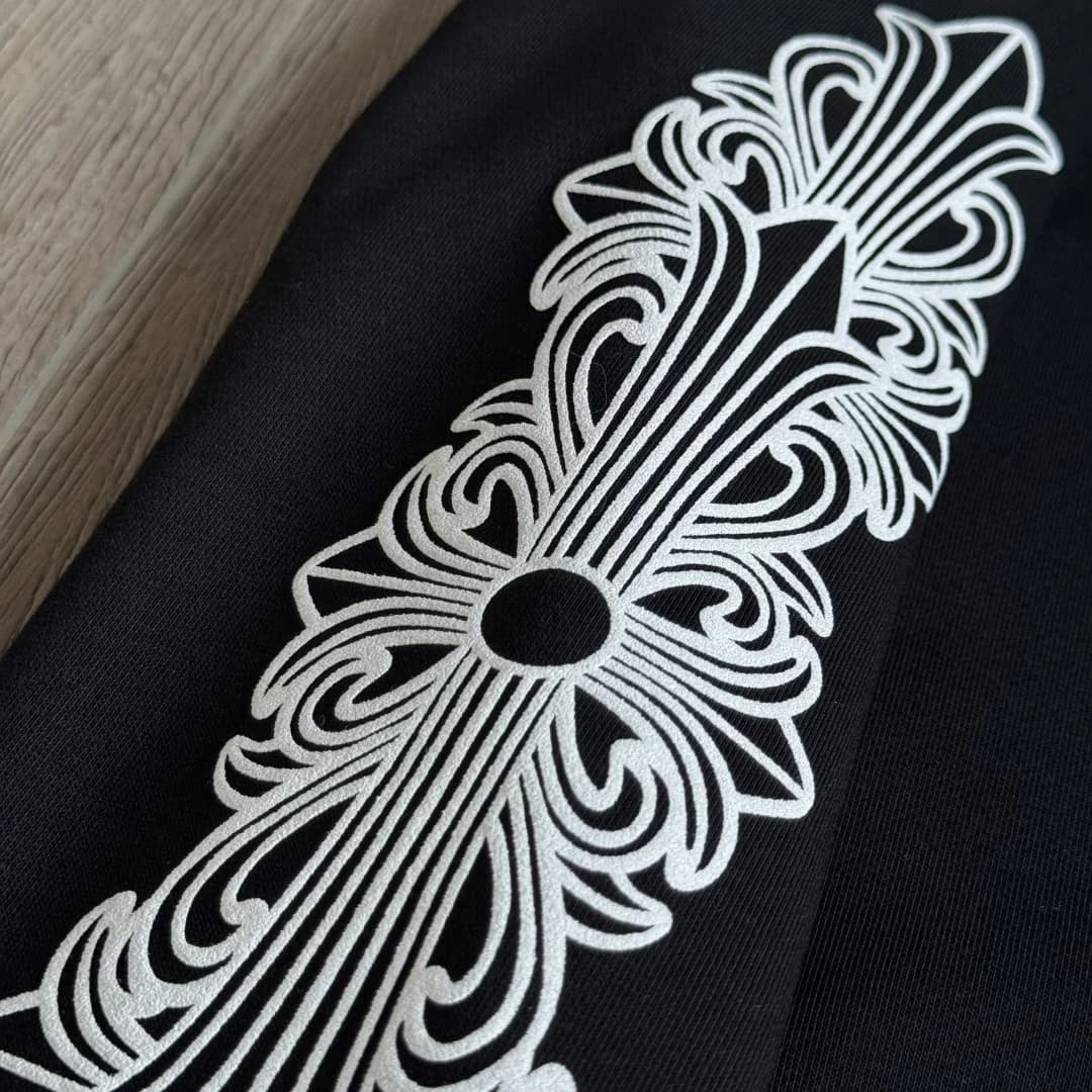 Белый готический принт на рукаве черного худи Chrome Hearts