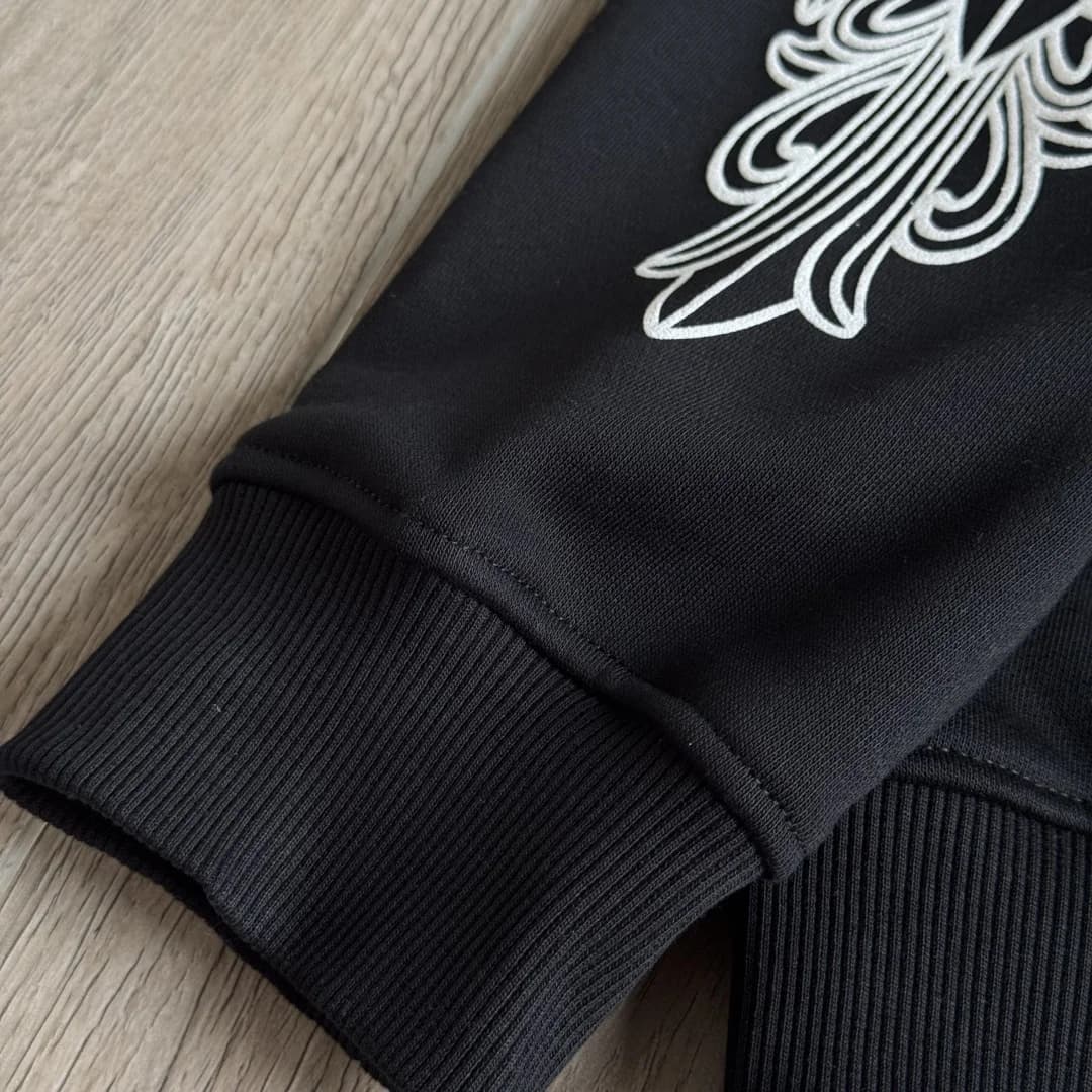 Эластичный манжет рукава черной толстовки Chrome Hearts