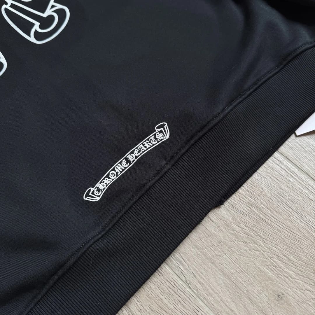 Вышитый логотип Chrome Hearts на нижней резинке сзади