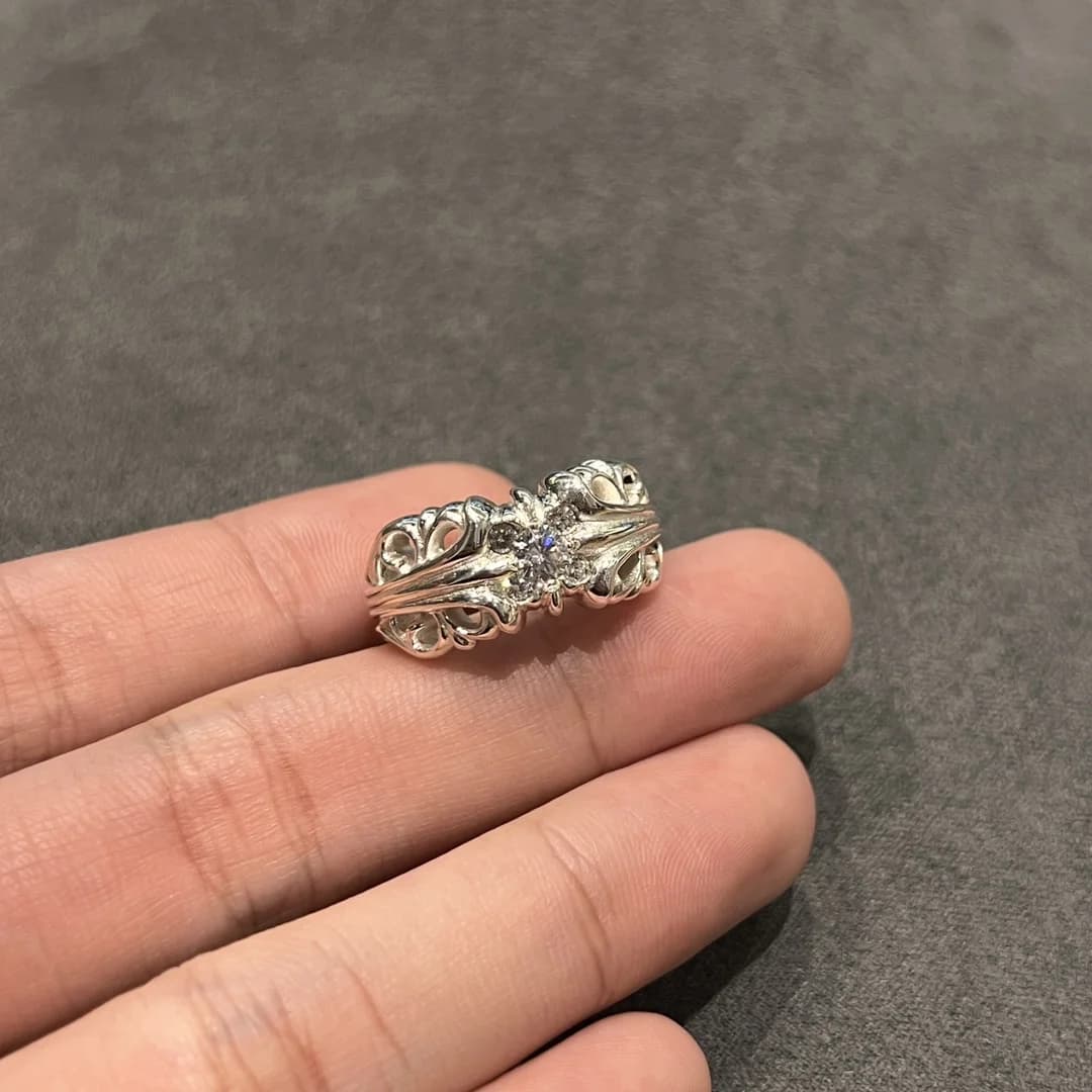 Серебряное кольцо Chrome Hearts с камнями на руке