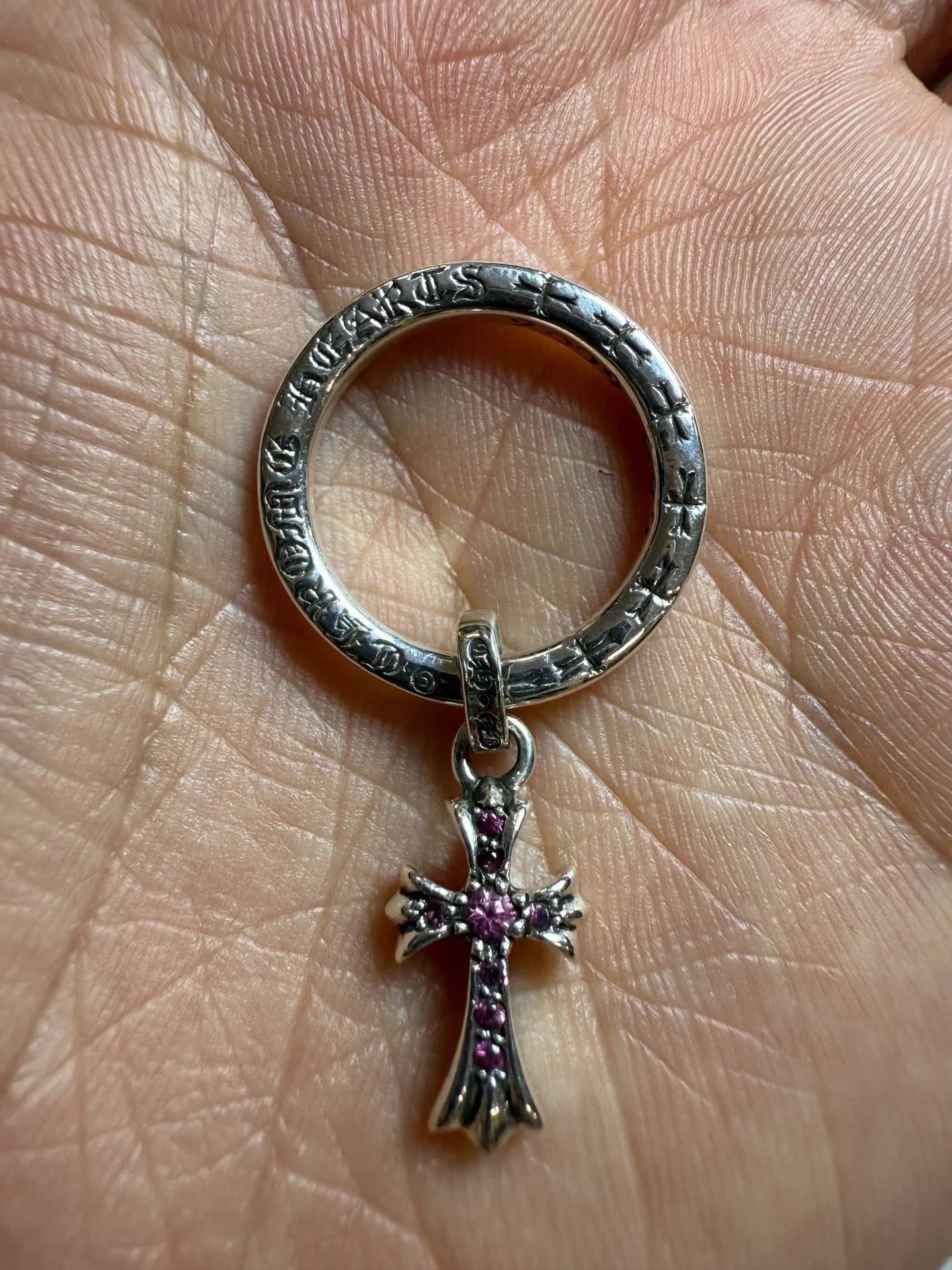Серебряное кольцо Chrome Hearts с подвеской Baby Fat с розовыми камнями на ладони, вид с гравировкой бренда