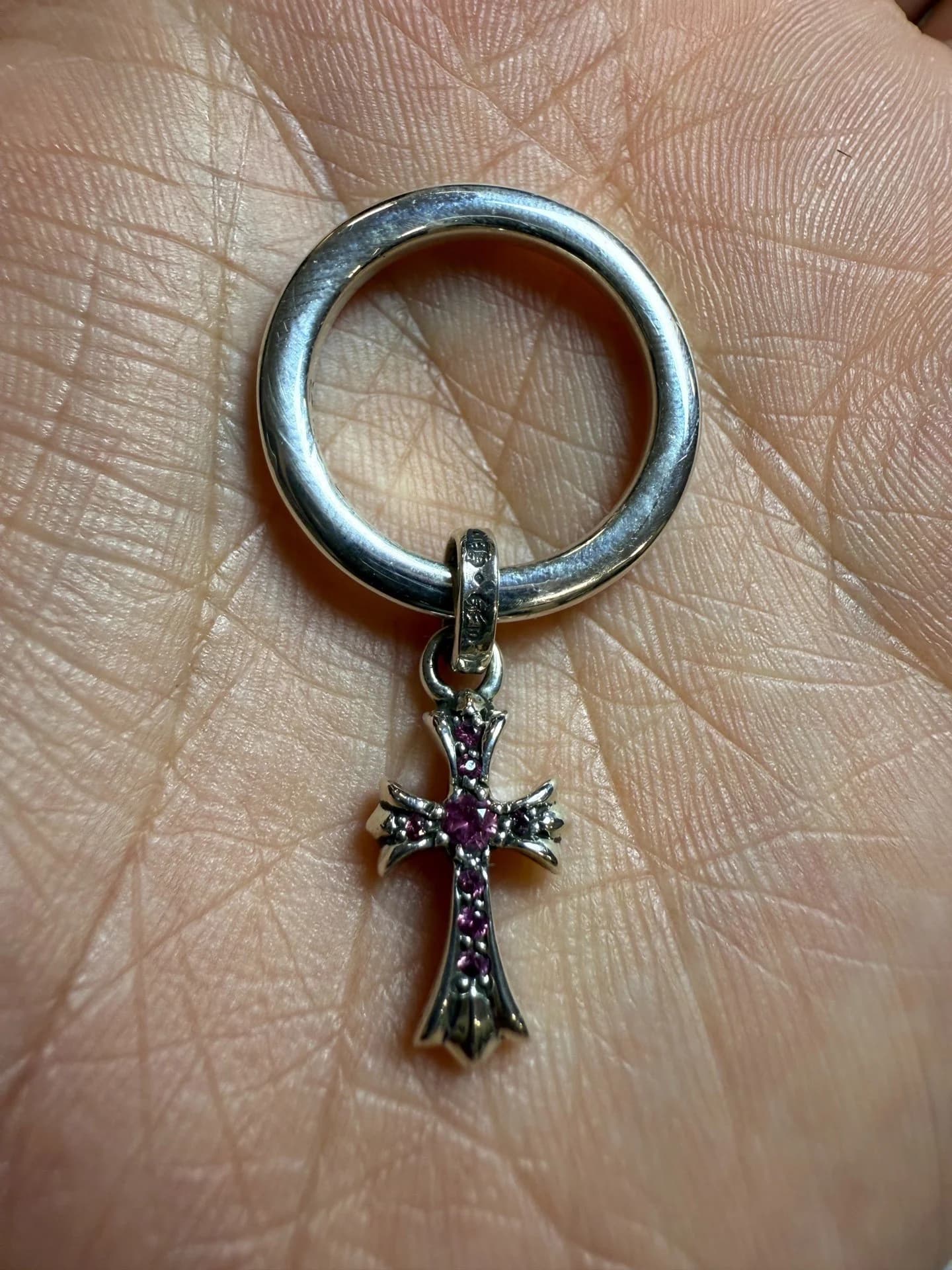 Кольцо Chrome Hearts с подвесным крестом Baby Fat на ладони, гладкая сторона основы