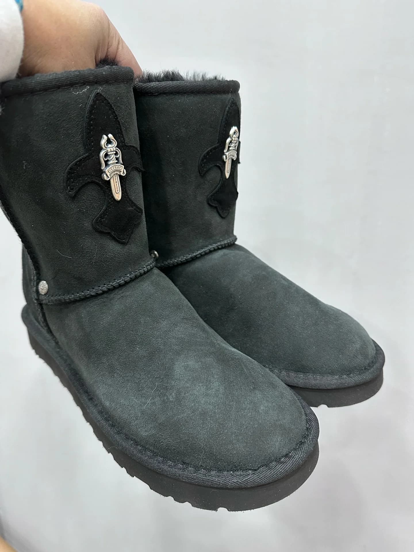 Черные замшевые сапоги-угги Chrome Hearts x UGG с серебряным кинжалом