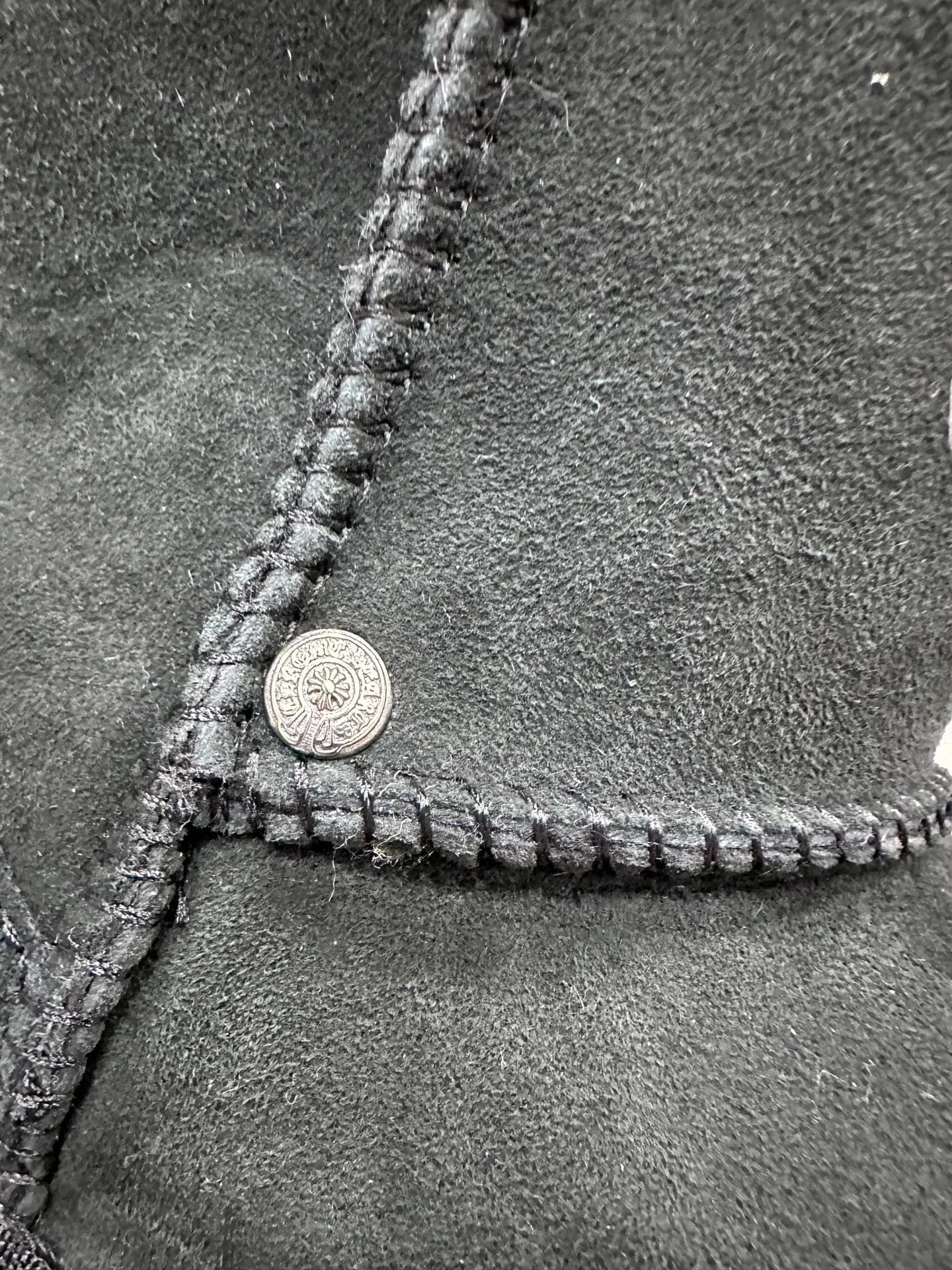 Металлическая заклепка с гравировкой на шве сапог Chrome Hearts x UGG