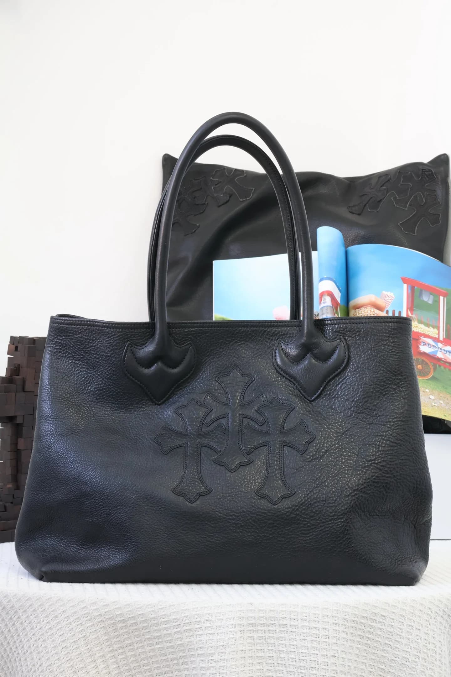 Чёрная кожаная сумка-тоут Chrome Hearts с аппликацией крестов, вид спереди