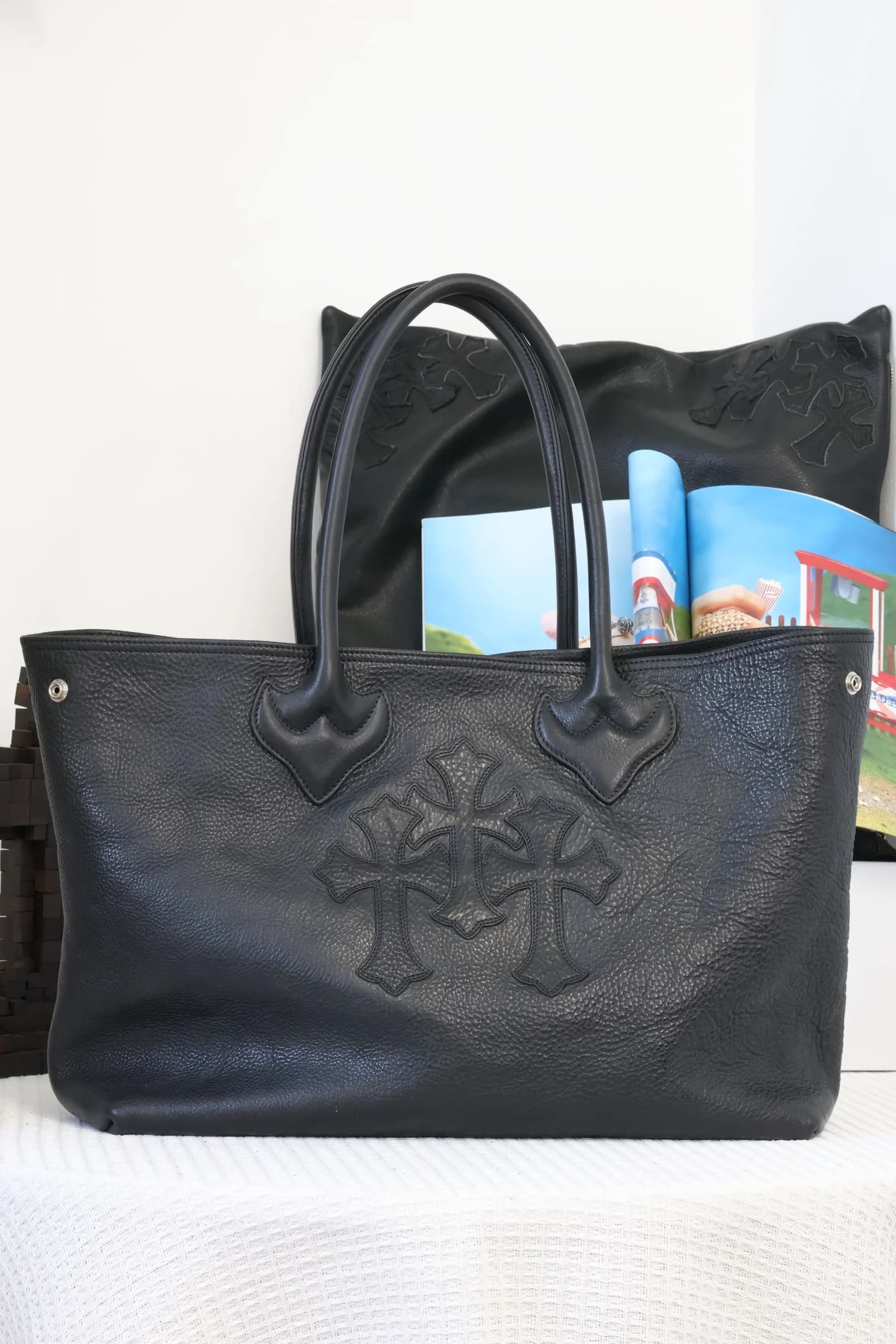 Фронтальный вид сумки-тоут Chrome Hearts из зернистой кожи