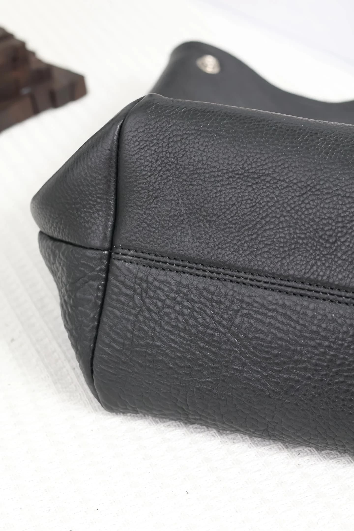 Нижний угол и строчка сумки Chrome Hearts