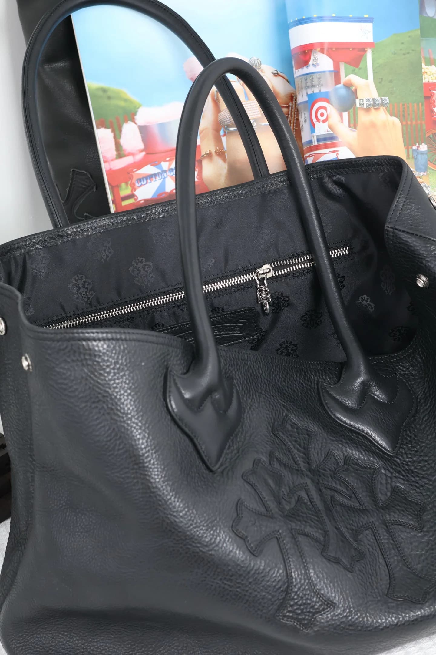 Вид сверху на открытое основное отделение сумки Chrome Hearts